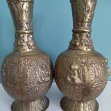Jolie paire de vases asiatiques anciens en bronze