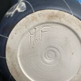 Théière en émail bleu avec motif de feuilles signée par l'artiste