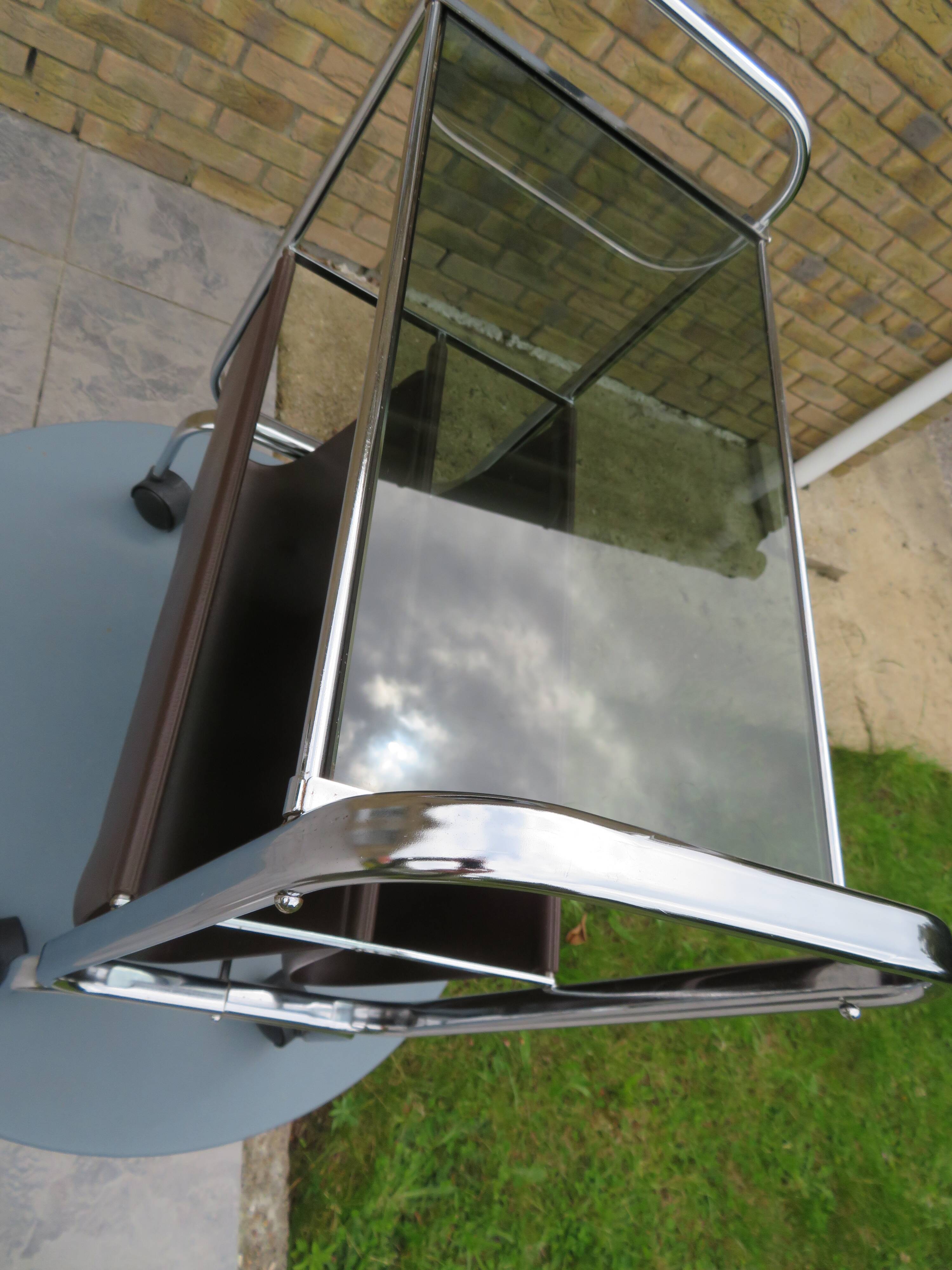 Porte-revue chrome et cuir avec tablette en verre