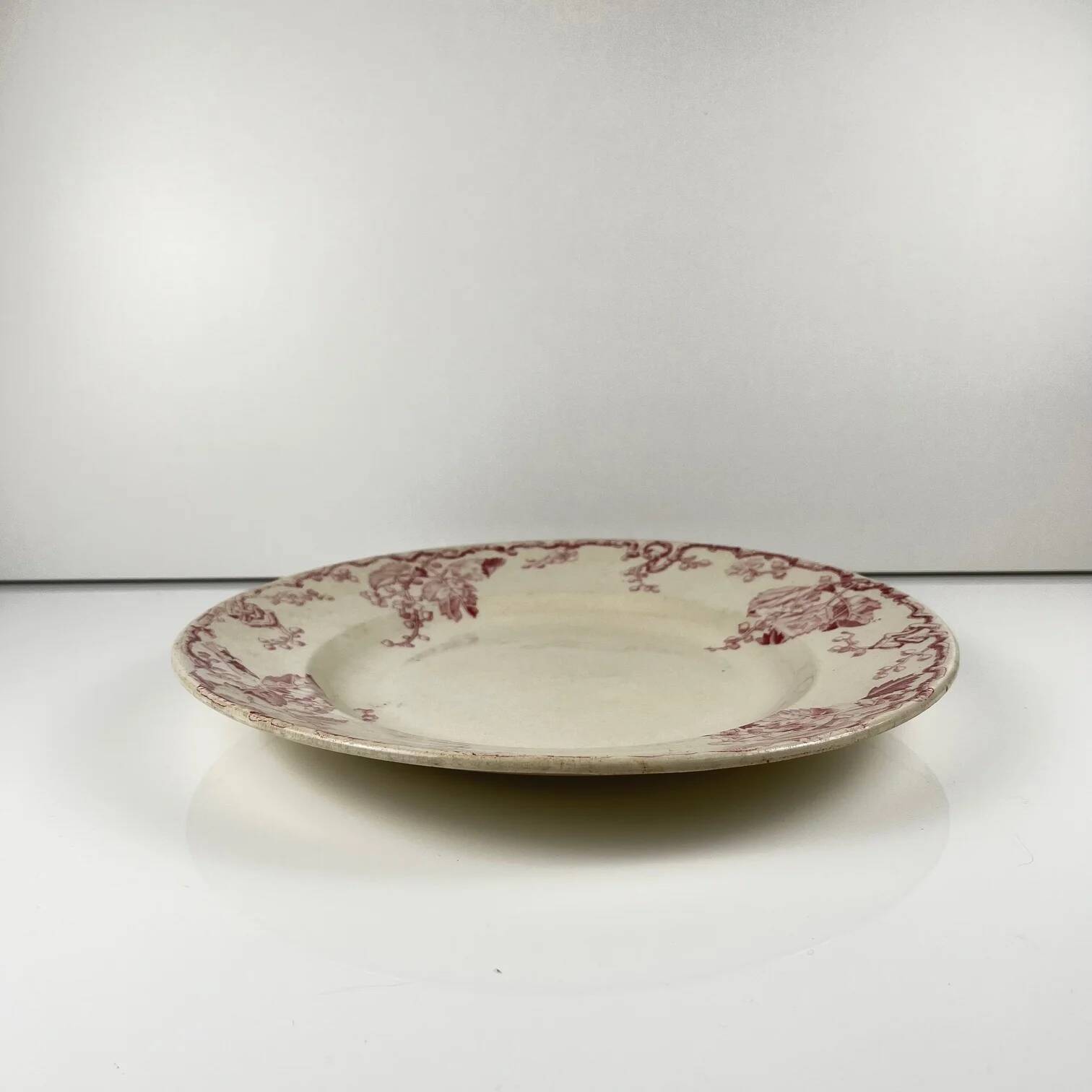 Round plate KG Lunéville "Fontainebleau", pink, late 19th century, ironstone