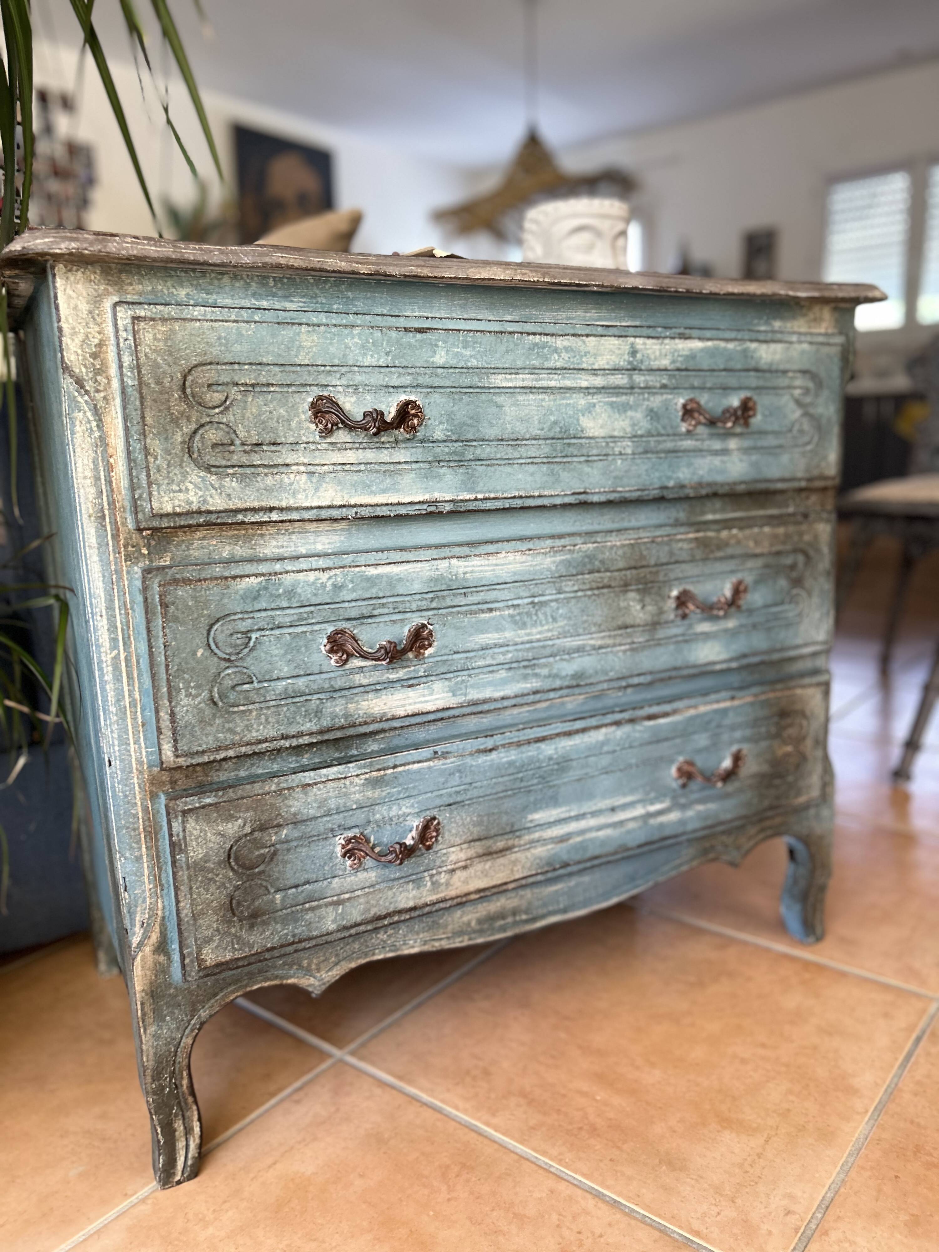 Antique commode with a patina in the Tuscan technique.