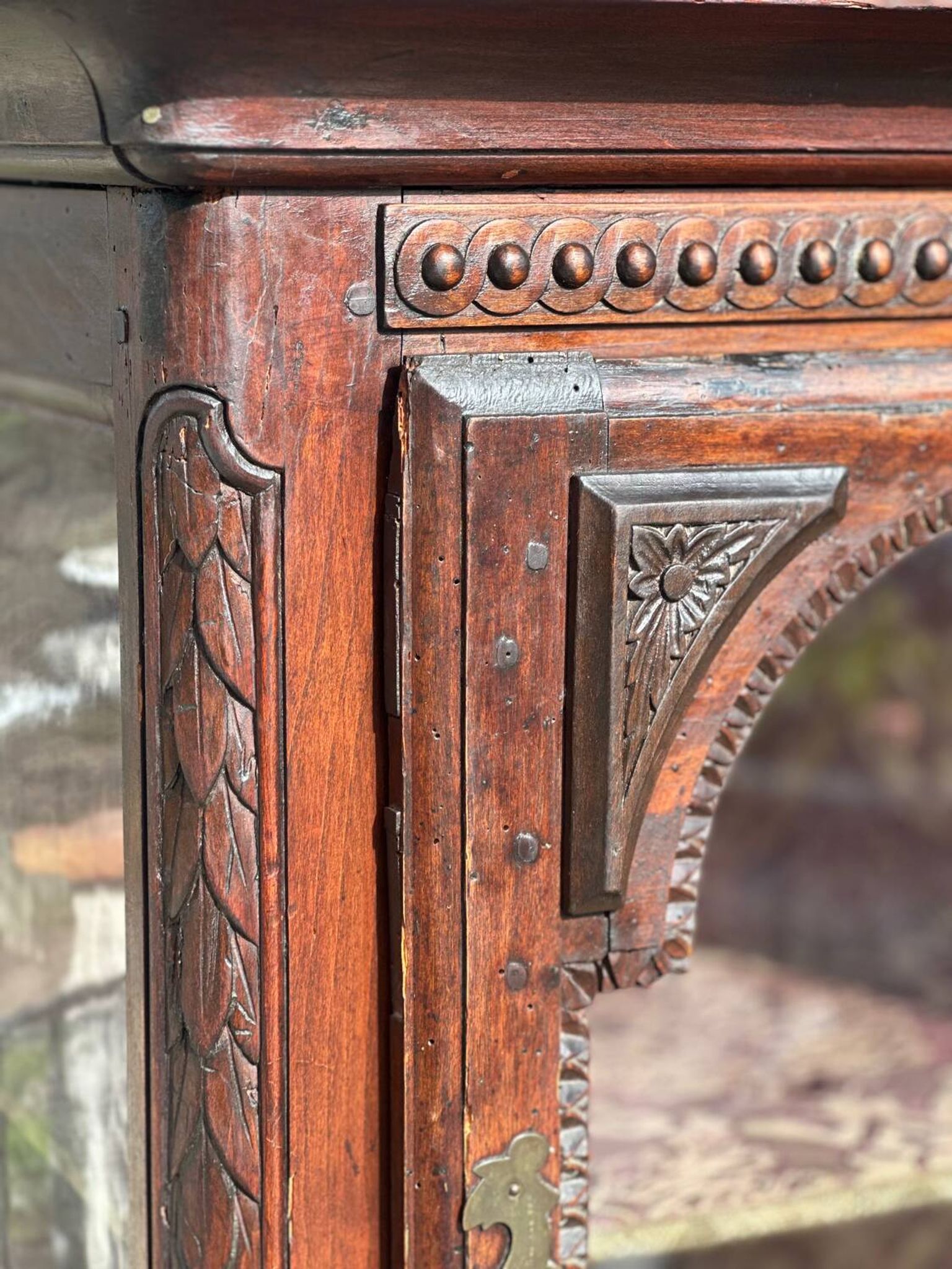 Small display cabinet to place in carved solid oak, 19th century.