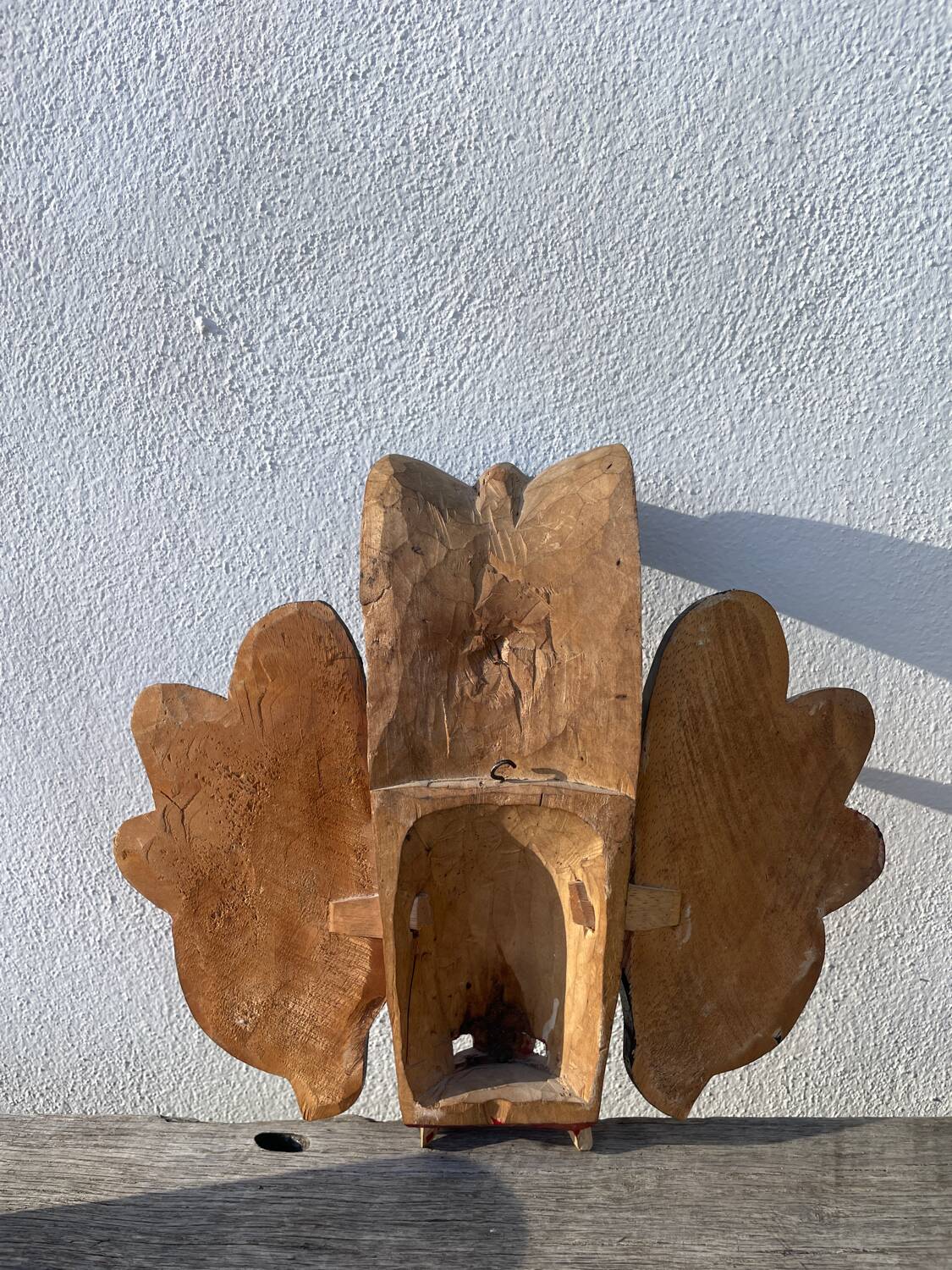 Masque en bois asiatique coloré