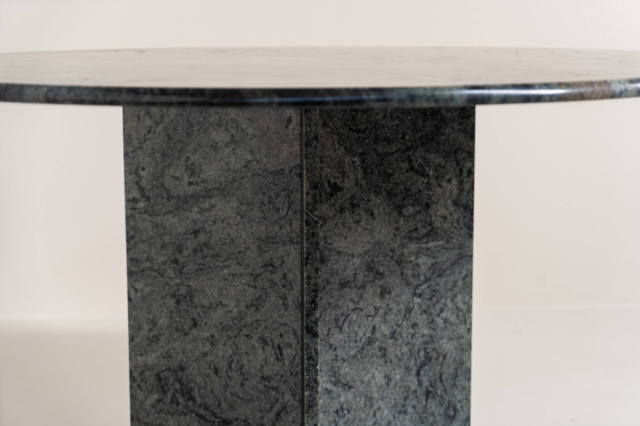 Dining table in solid Juparana granite