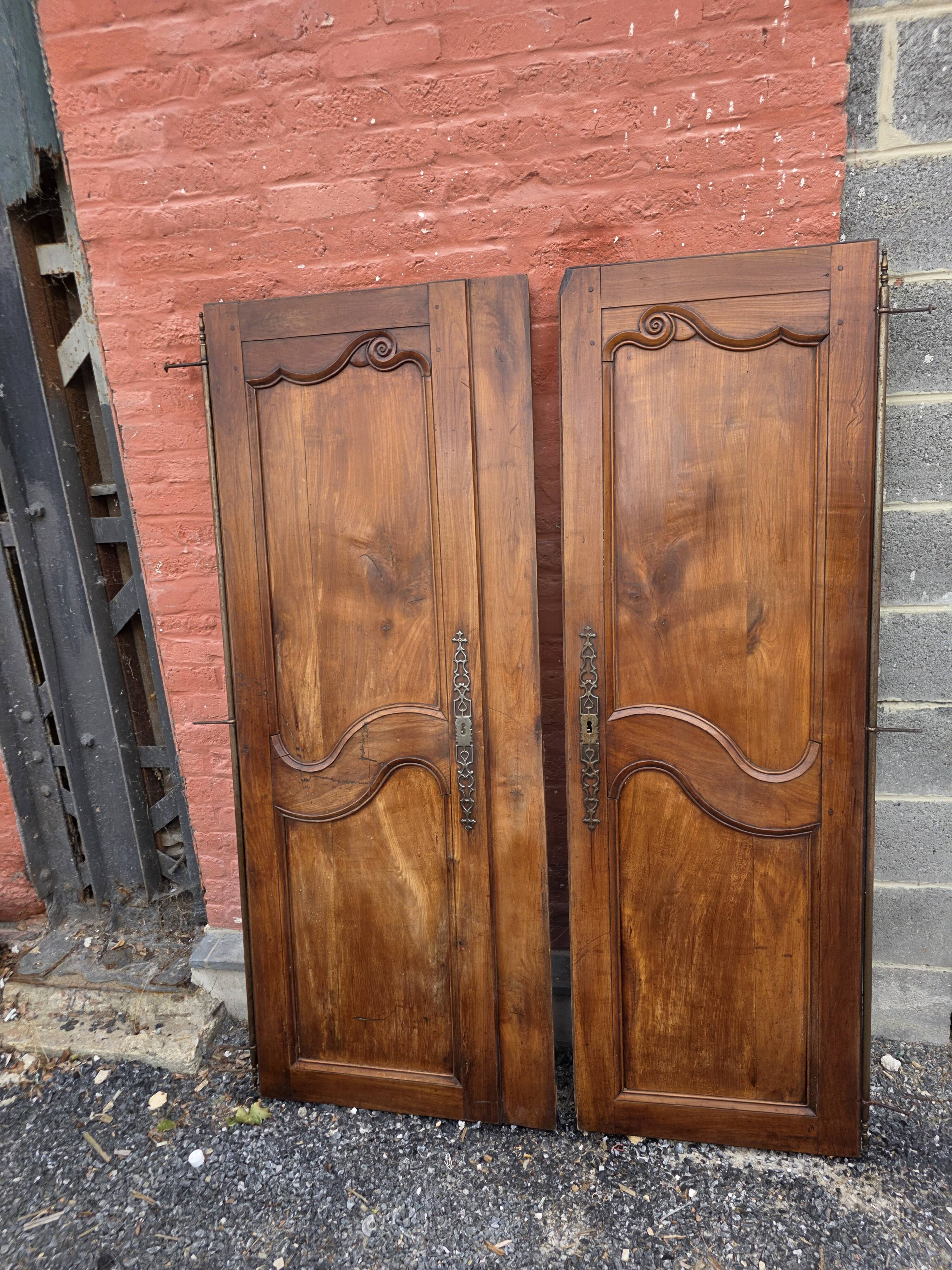 Paire de portes de placard style Louis XV en merisier massif