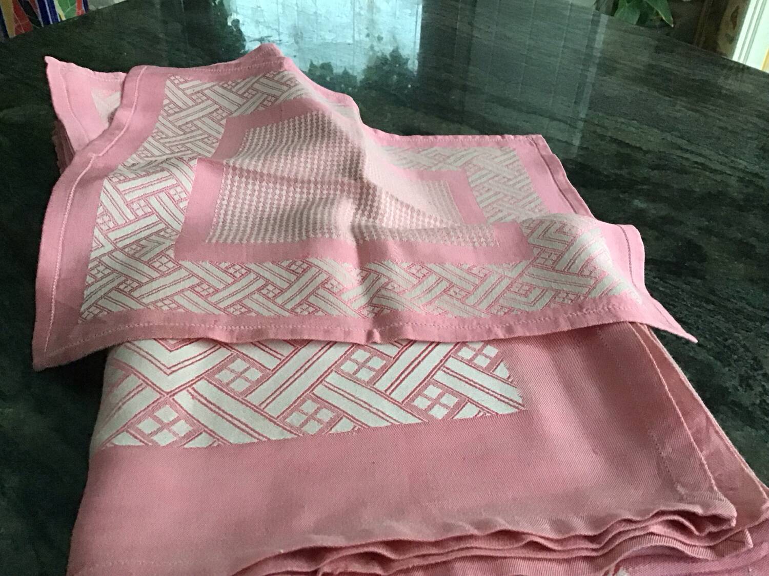 Pink jacquard dinner service