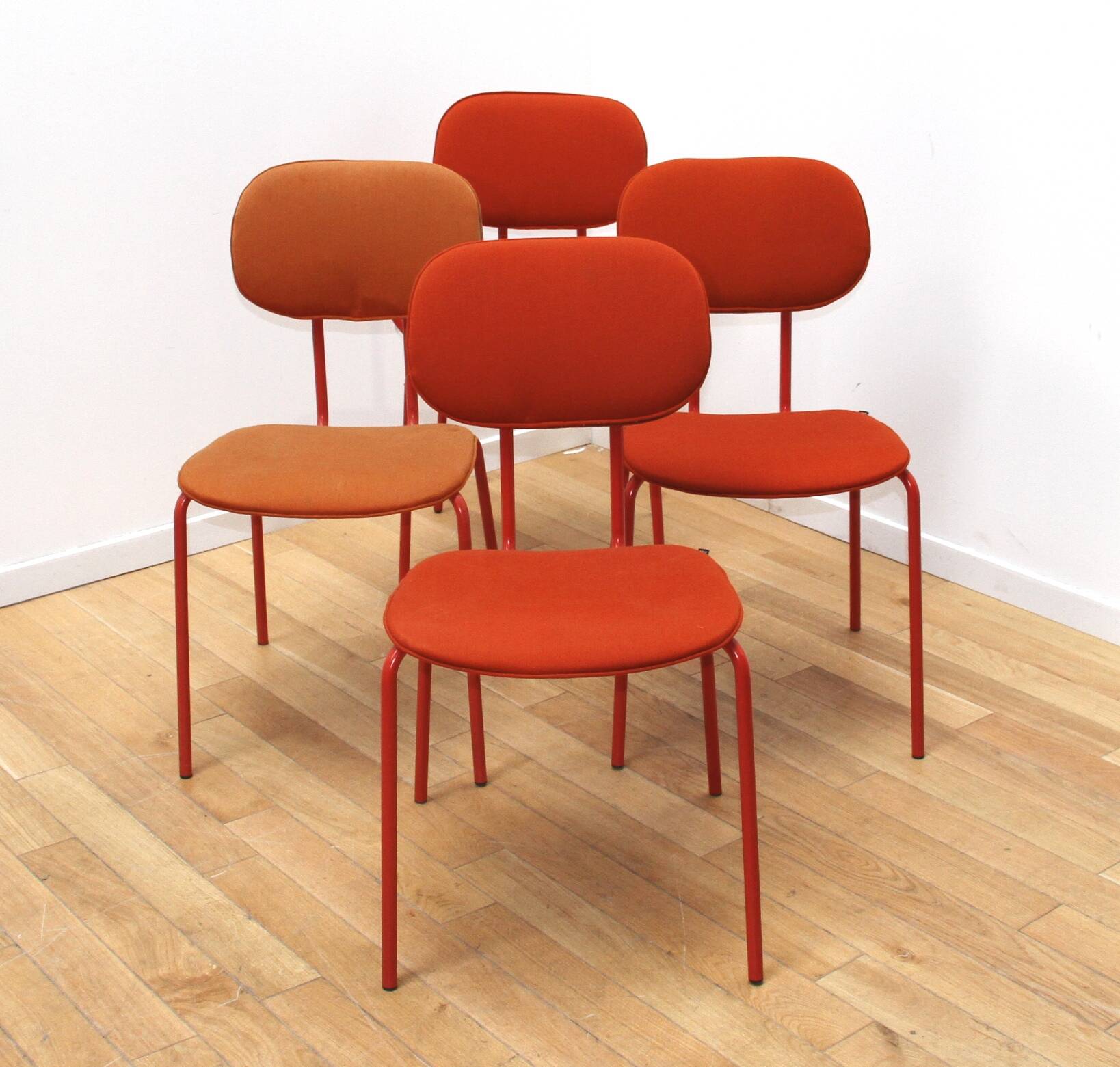 Chaise New School, MDD