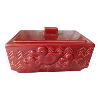 Ancienne boite a biscuit art deco en faience emaillee bordeau a decor de canards signee