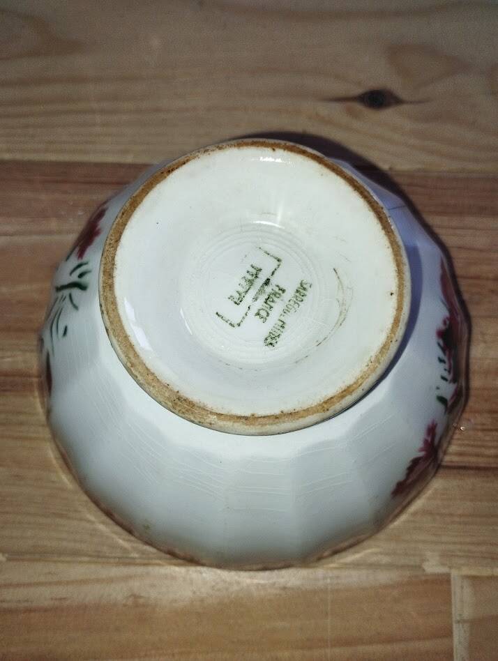 Bowls Faïencerie de Sarreguemines with rose decoration (the two red ones)