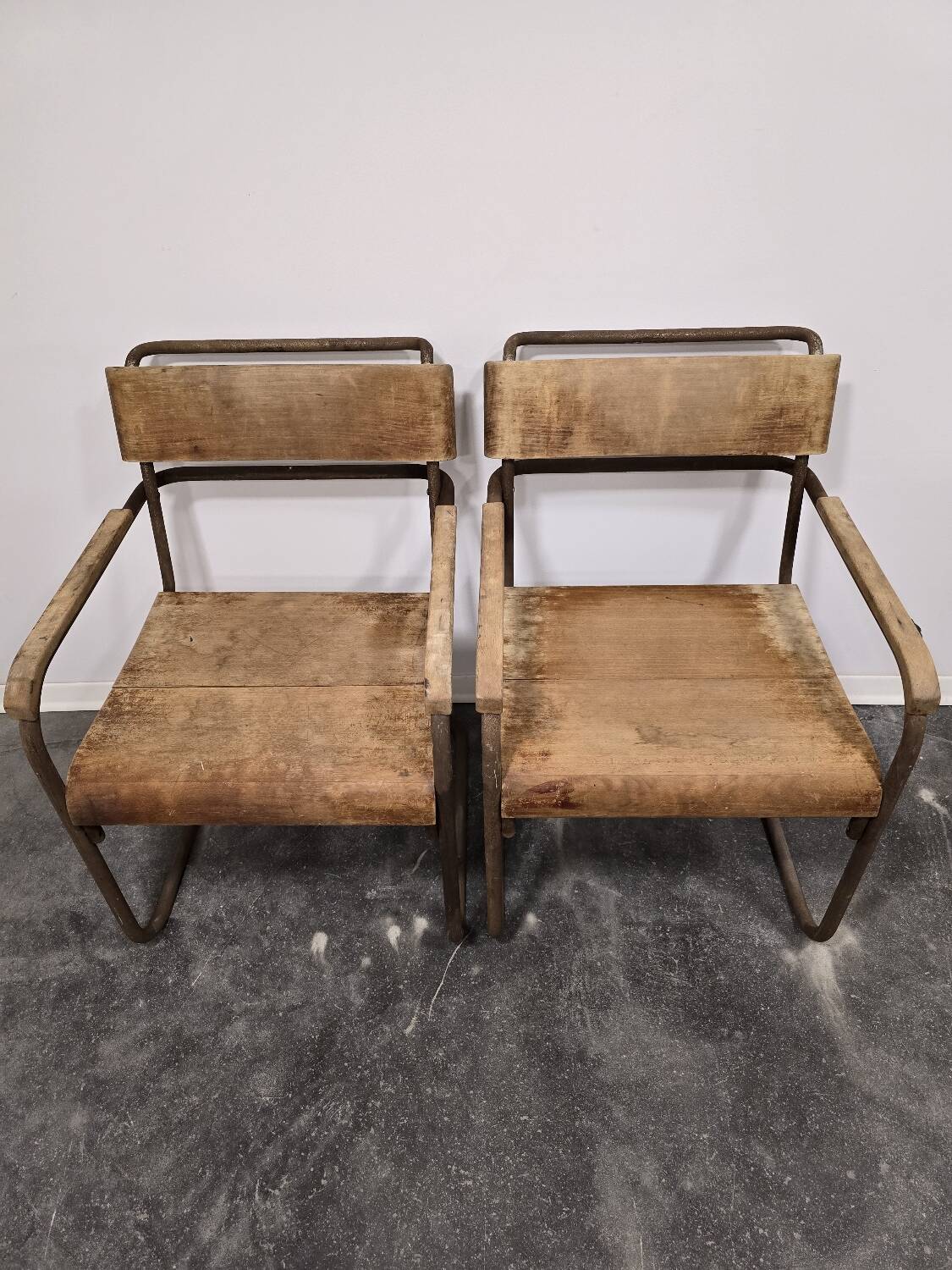 Paire de chaises B34 des années 1950