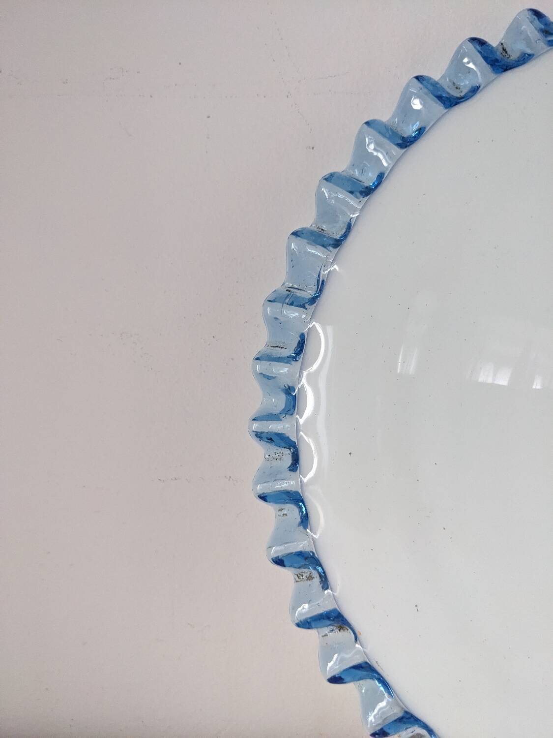 Opaline dentelée blanche et bleue