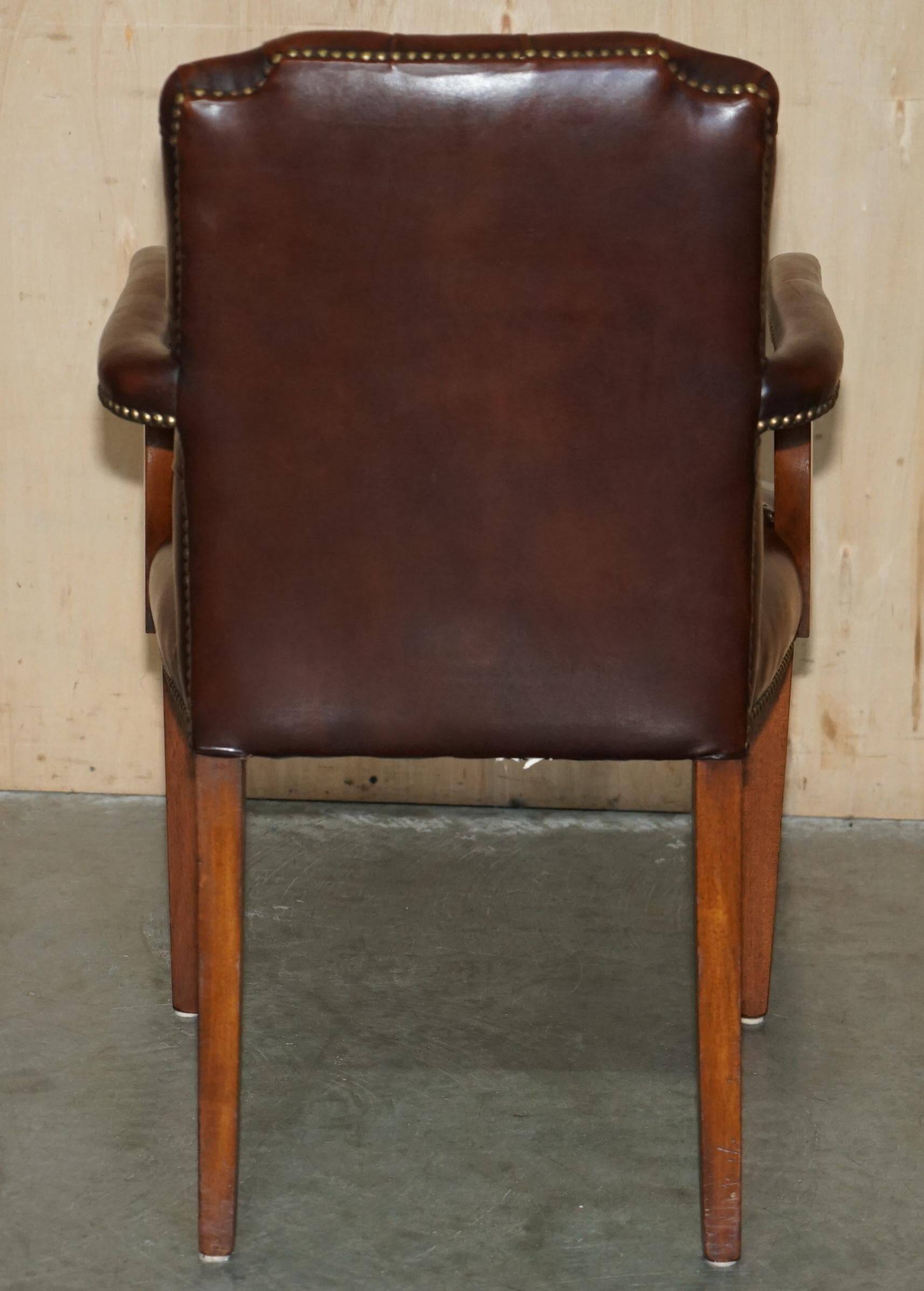 Fauteuil de bureau Gainsborough style George II Chesterfield cuir
