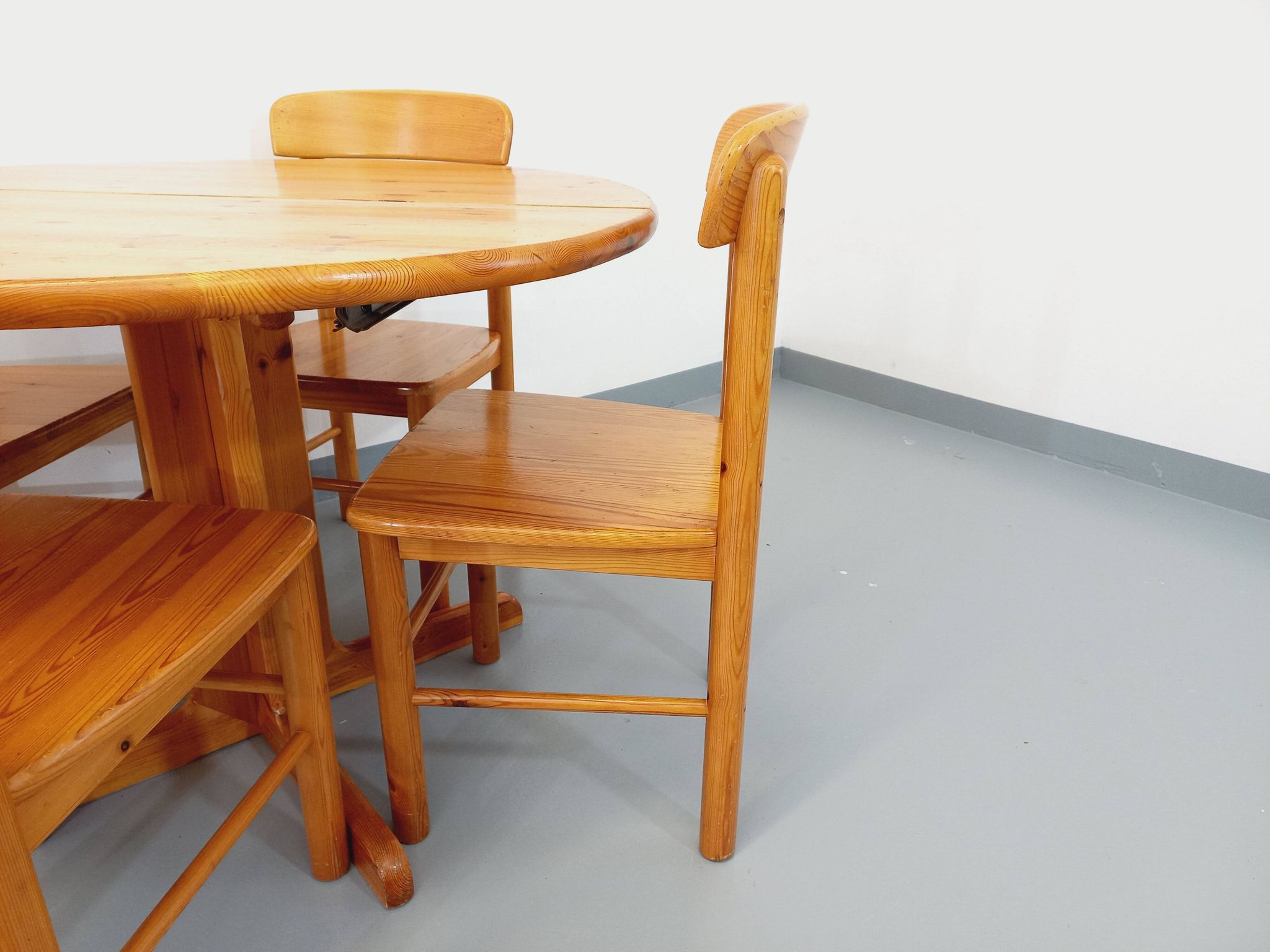 Suite of a round table with extension and 4 vintage pine chairs from the 60s and 70s
