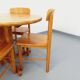 Suite d’une table ronde avec rallonge et 4 chaises vintage en pin des années 60 70