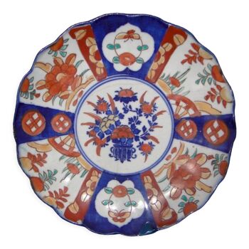19th century Imari Ware Japanese porcelain plate hand-painted with flower motifs