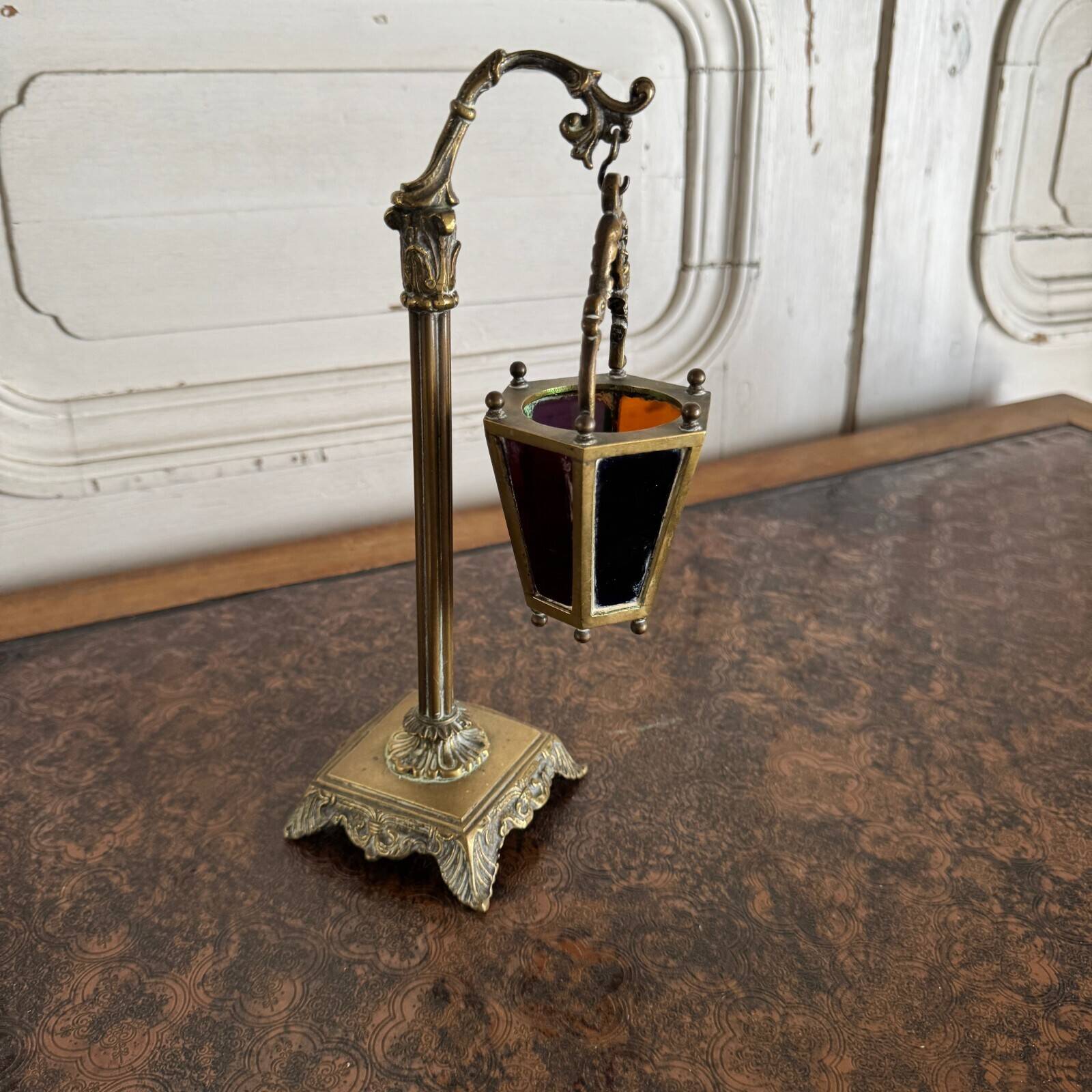 Lampe veilleuse en bronze et verres multicolores Restauration XIXe