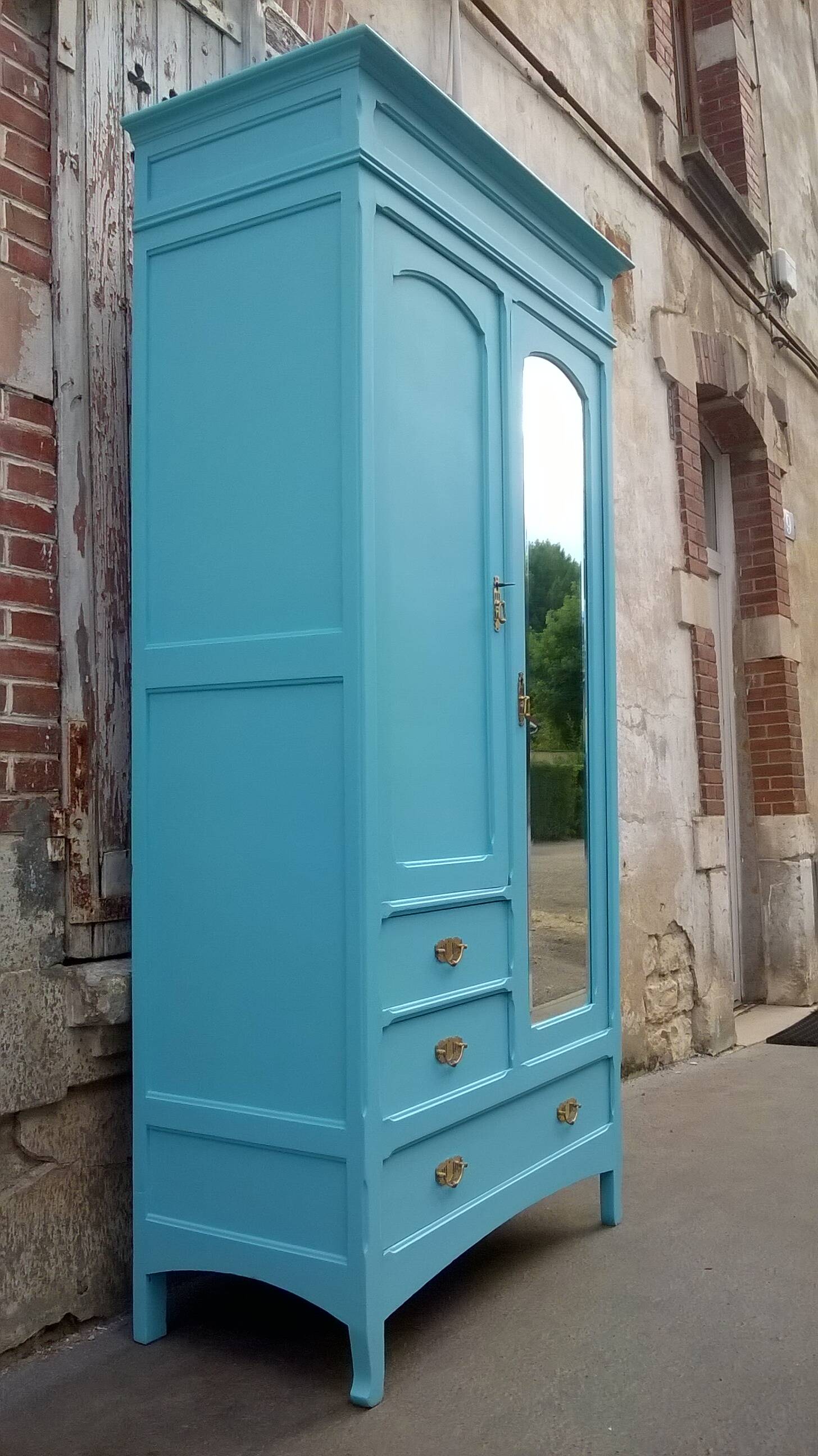 Parisian hotel wardrobe from the 1930s