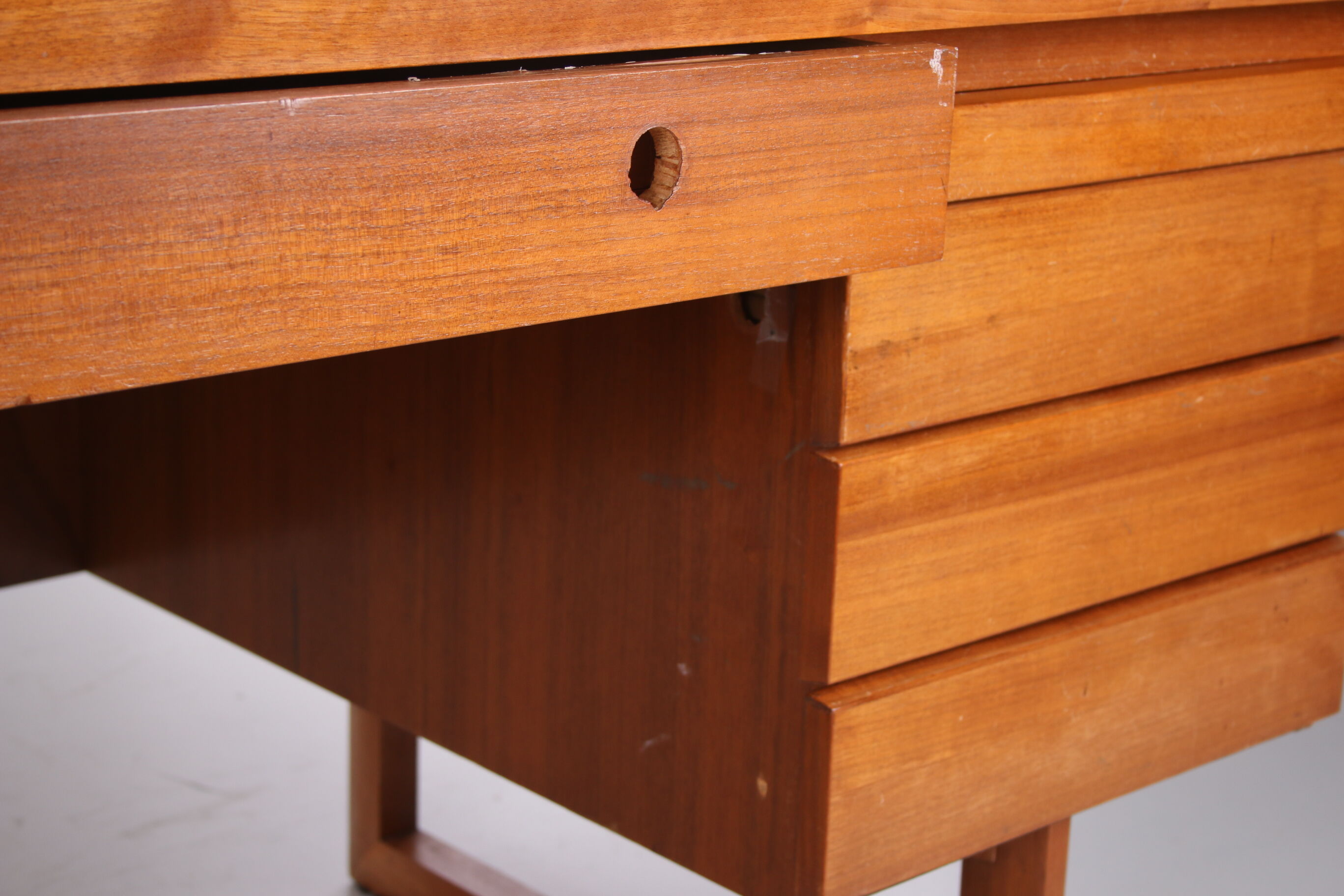Bureau en bois avec des tiroirs