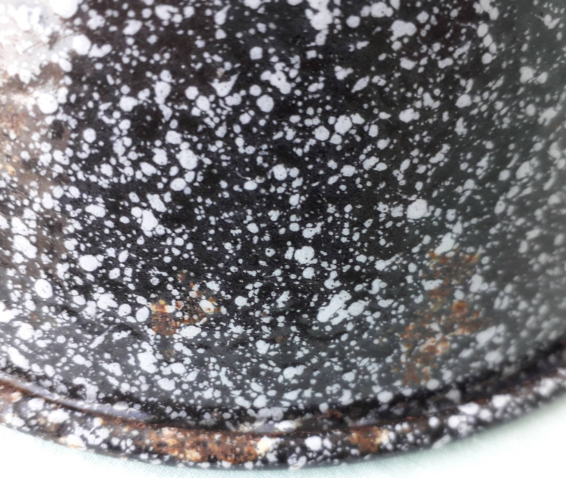 Enamelled sheet metal lampshade