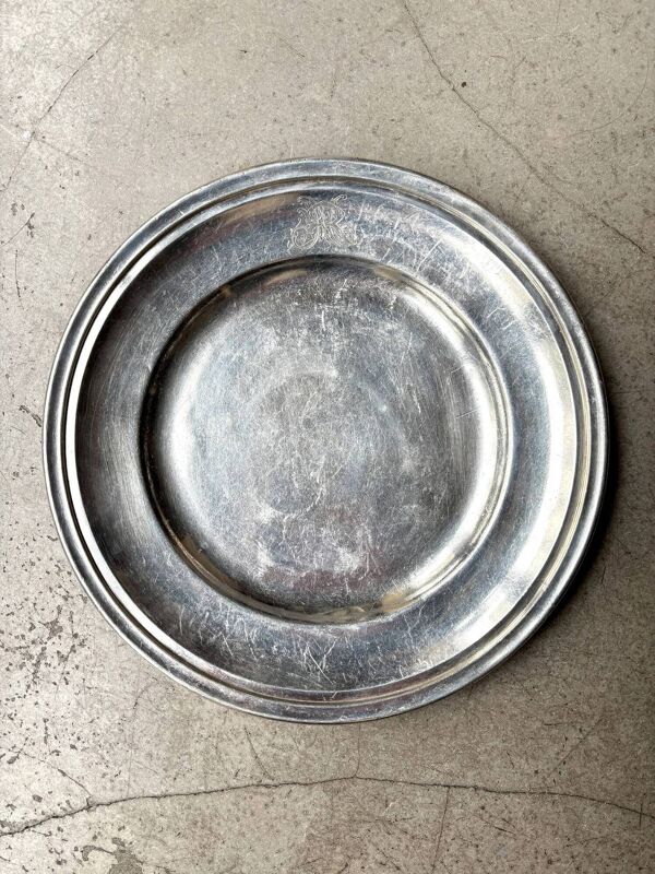 Plat rond en métal argenté monogrammé ''MR