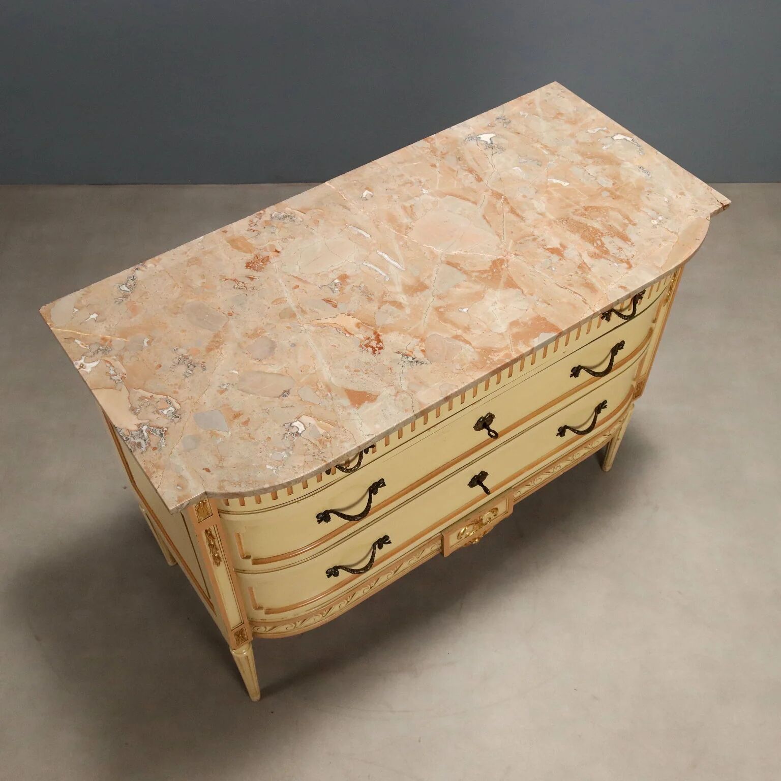 Antique neoclassical commode in lacquered wood from the 1900s.