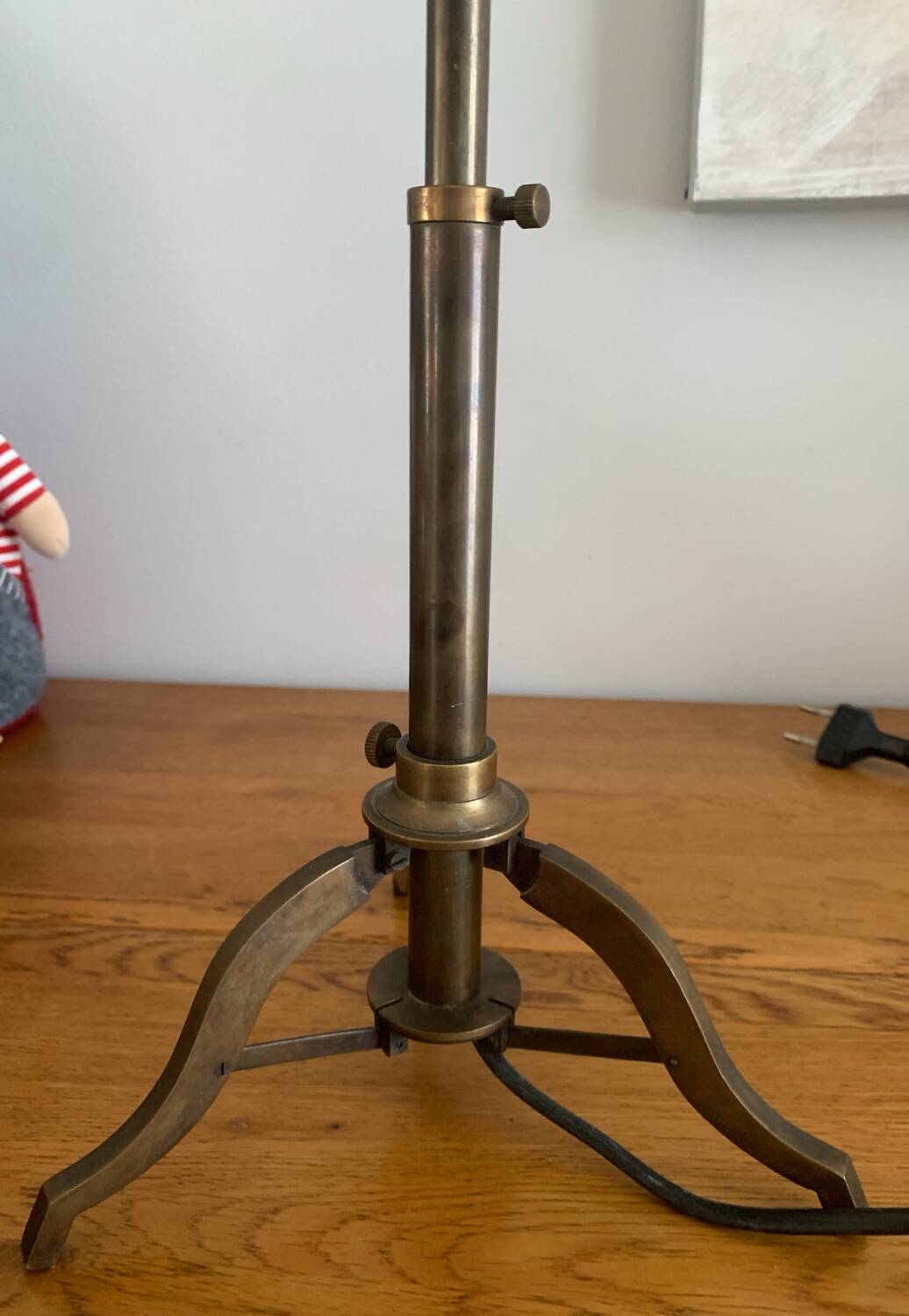 Adjustable table lamp – Tripod base in brass metal – Industrial style