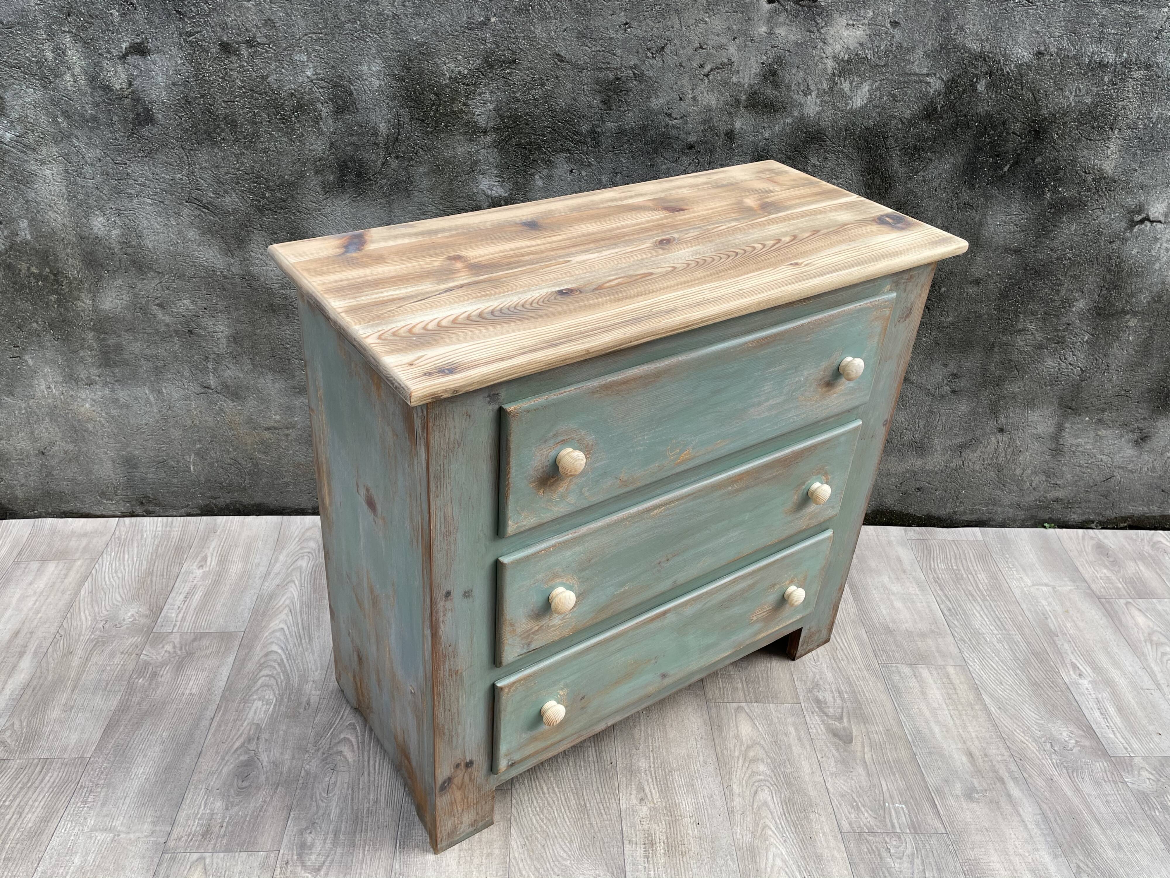 Commode en bois patinée