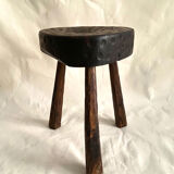 Tabouret tipode brutaliste en bois sculpté