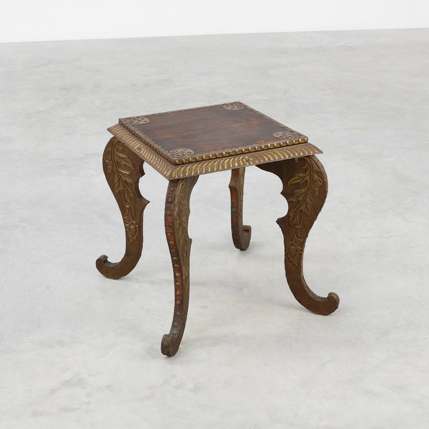 Table d'appoint Arts & Crafts en chêne et cuivre, Royaume-Uni vers 1910