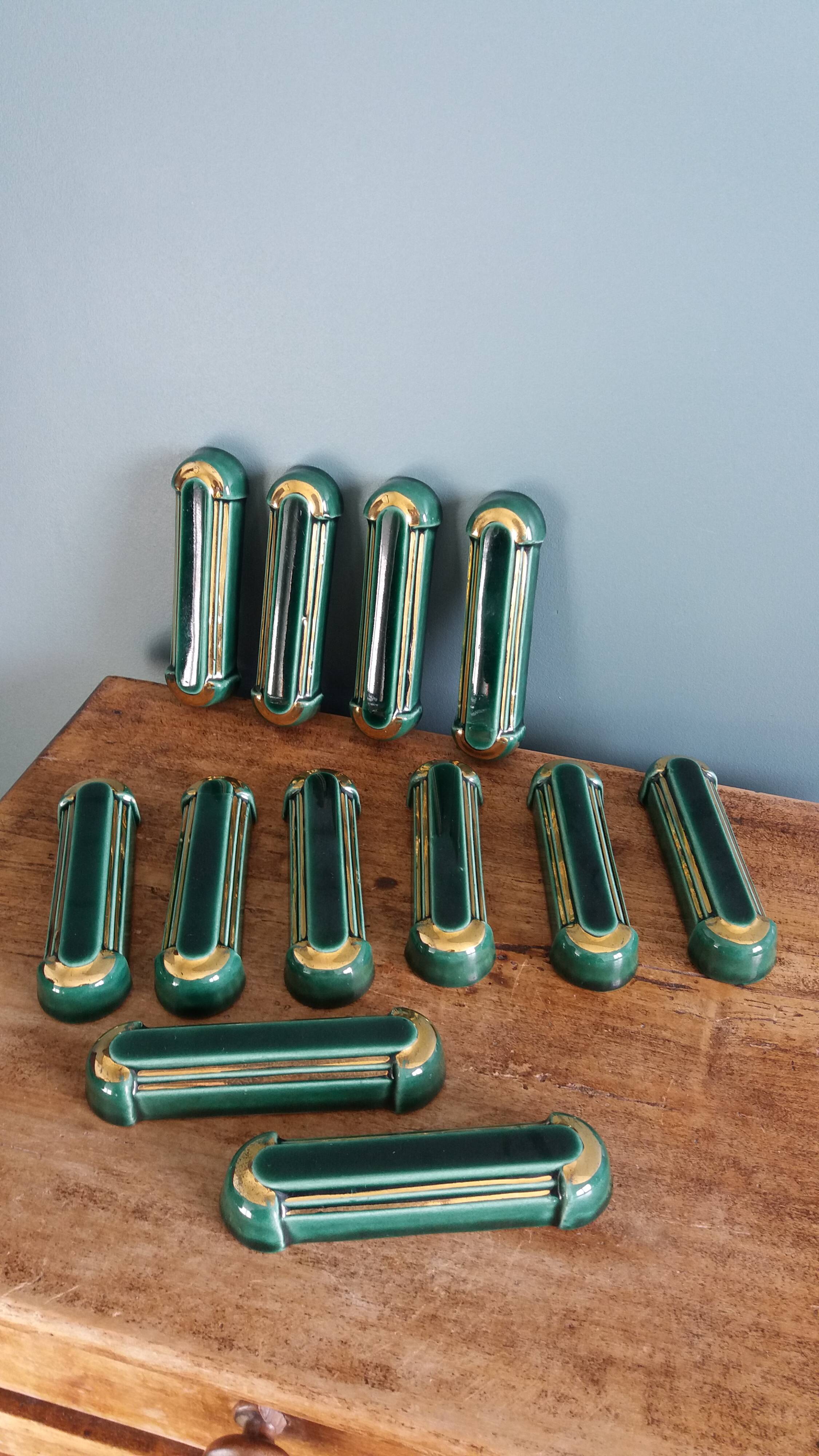 Poët Laval knife rest in emerald green ceramic and gold.