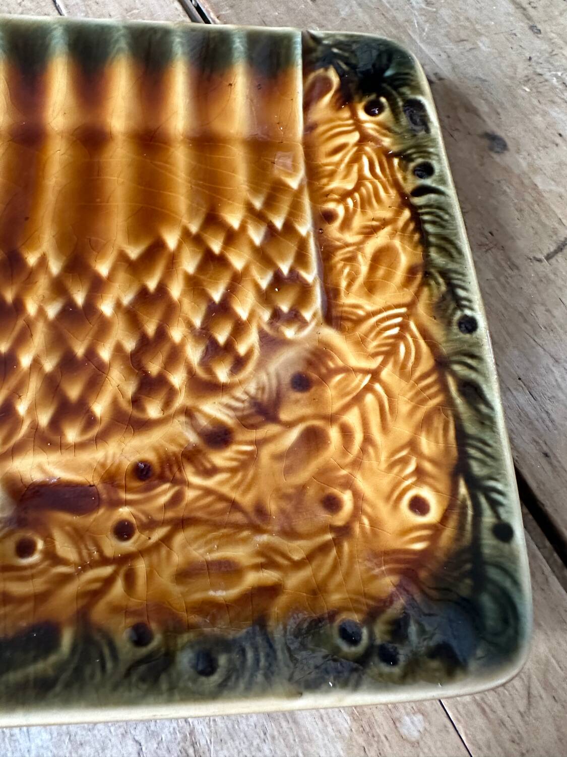 Petit plat à asperges en barbotine