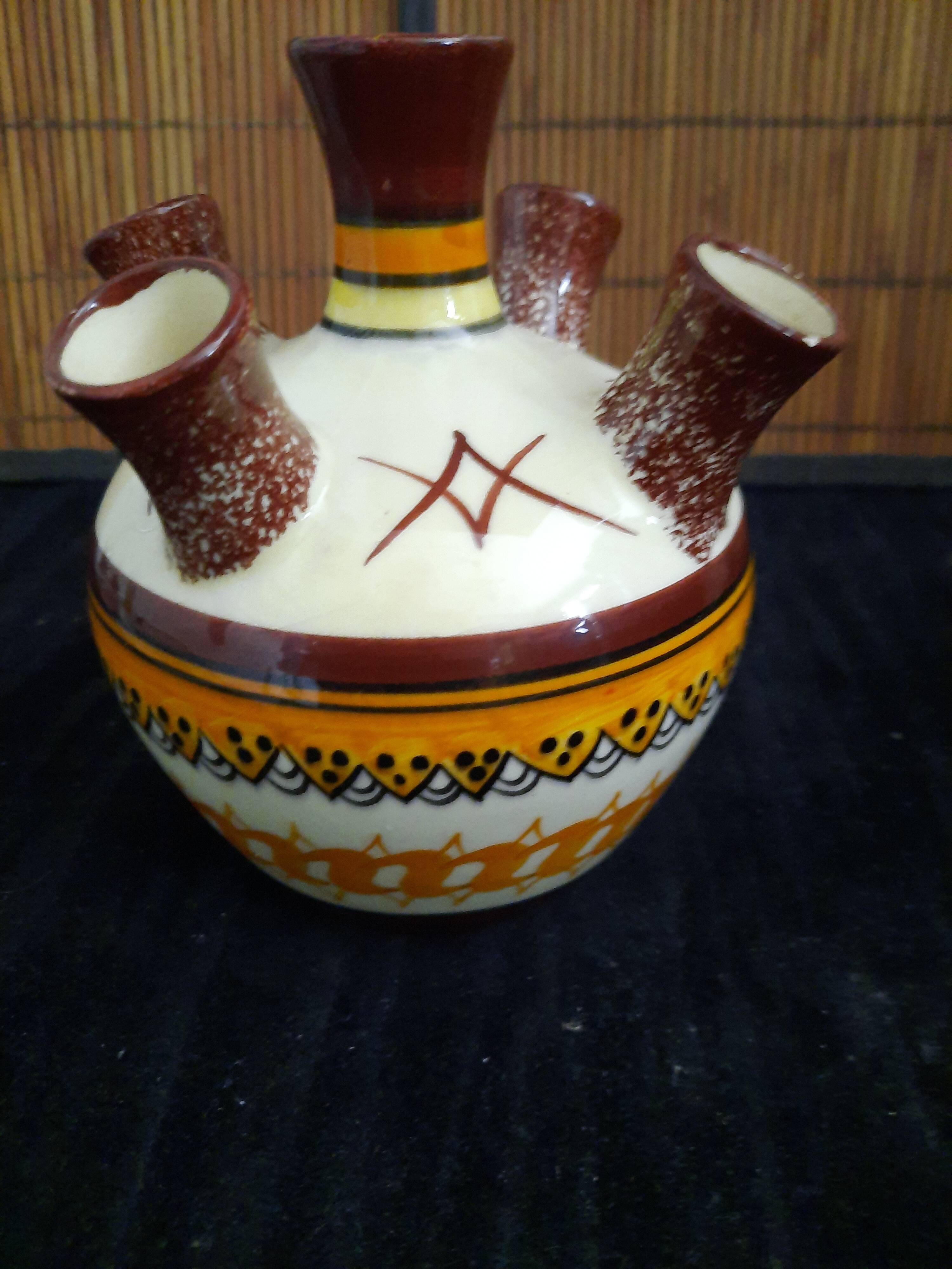 Vase, pique-fleurs en faïence de Henriot Quimper