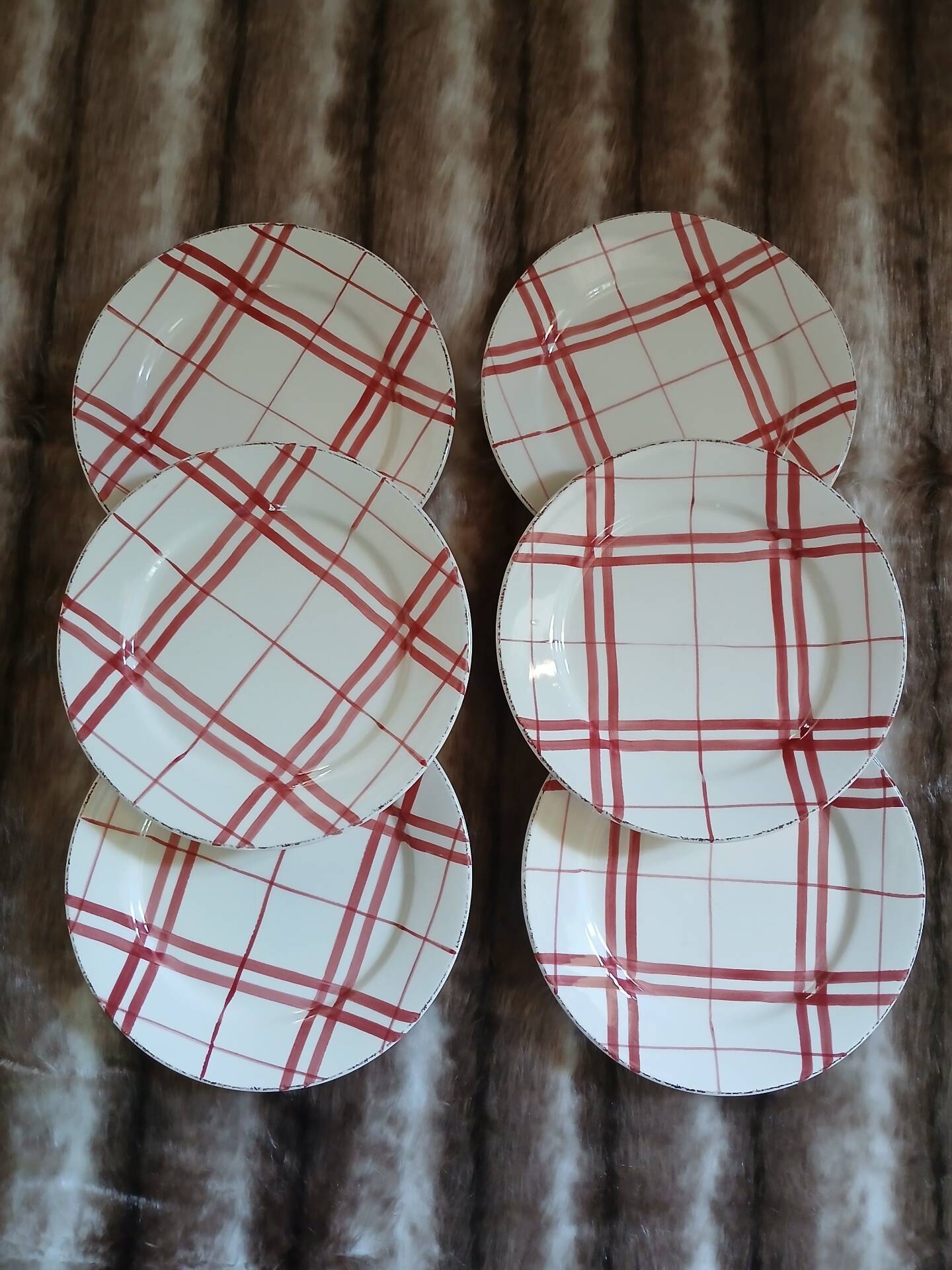 6 checked dinner plates