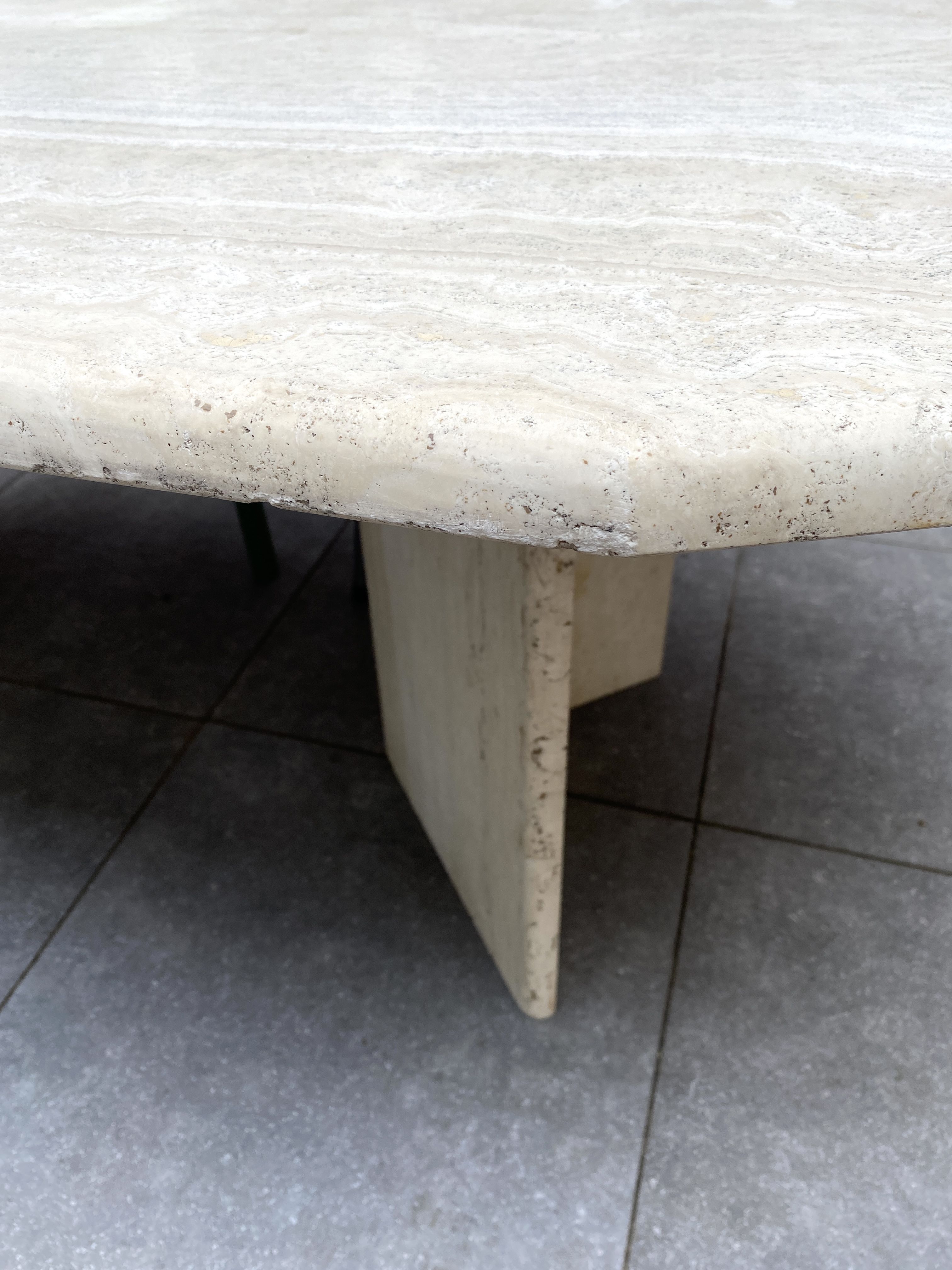 Table à manger en travertin
