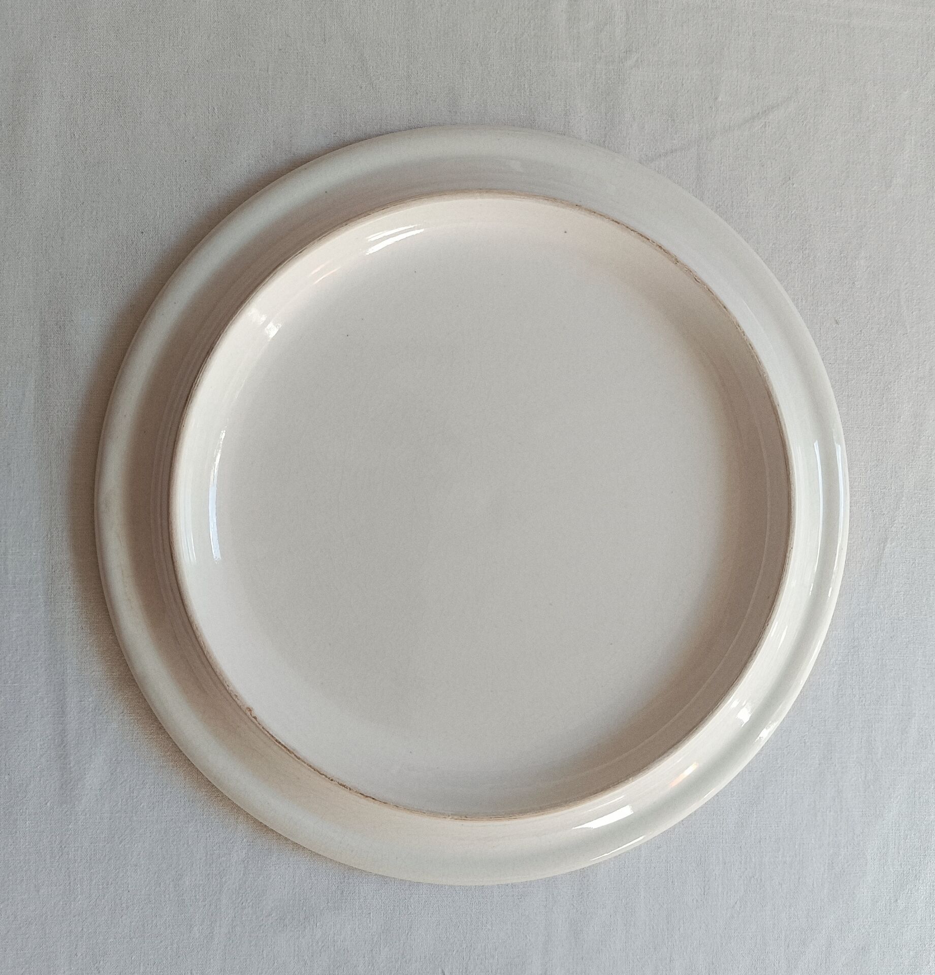 Vintage round trivet, ideal for adding a romantic touch.
