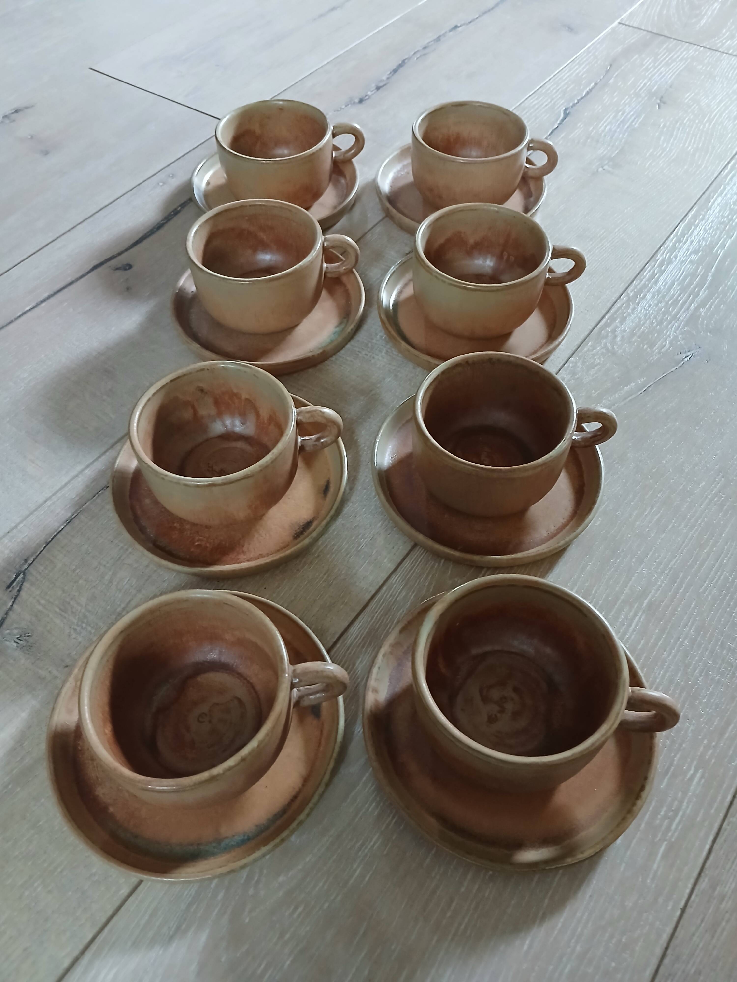 8 tasses anciennes avec soucoupes en grès
