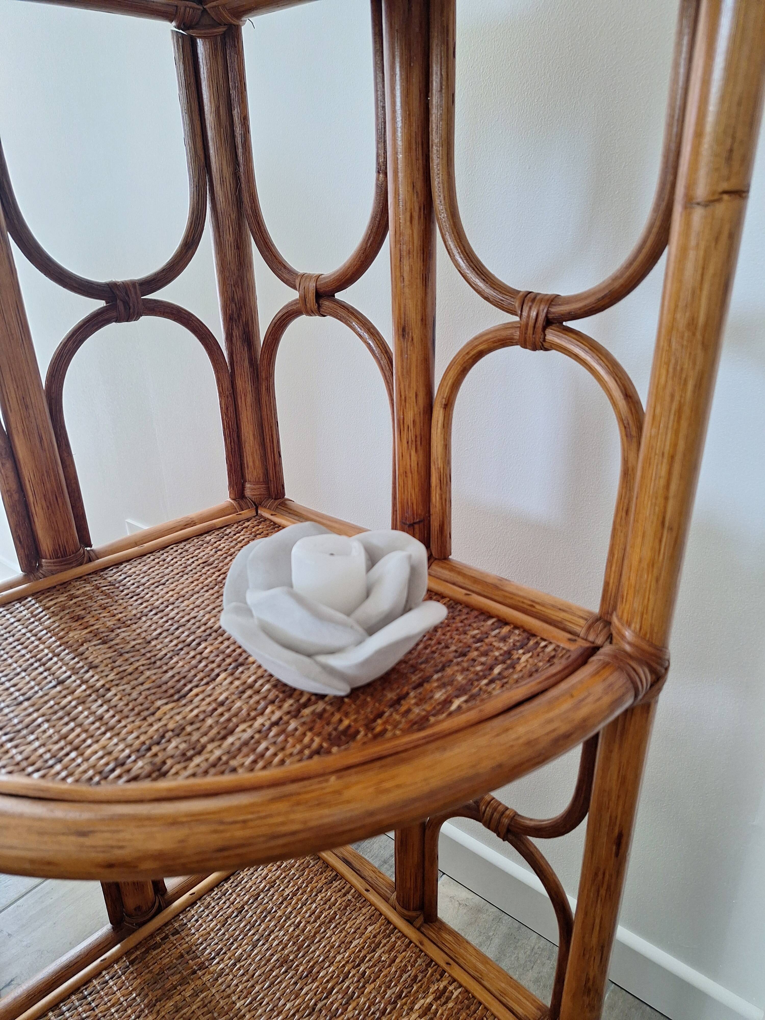 Etagère d'angle en rotin