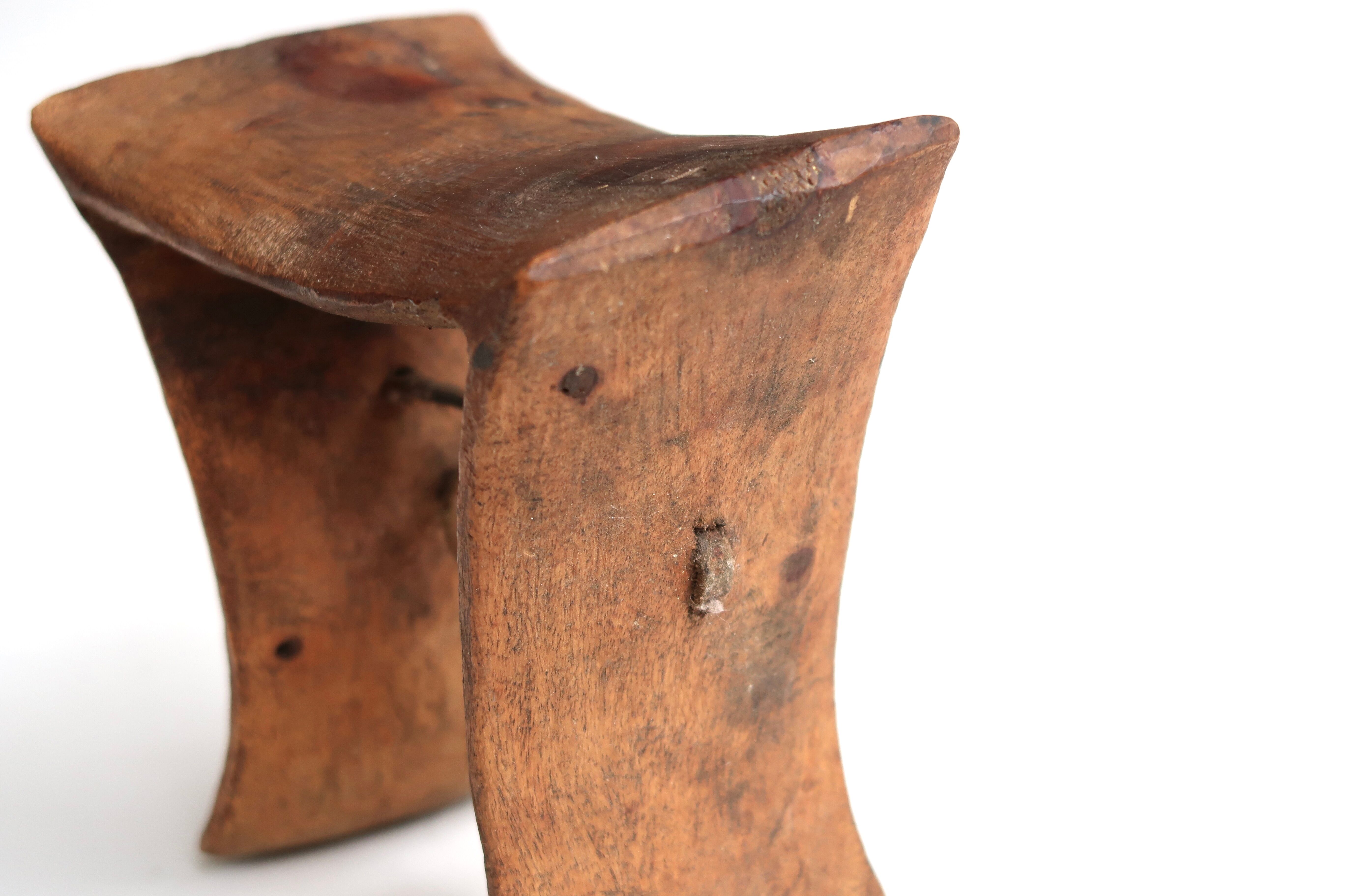 Repose tête africain en bois années 70