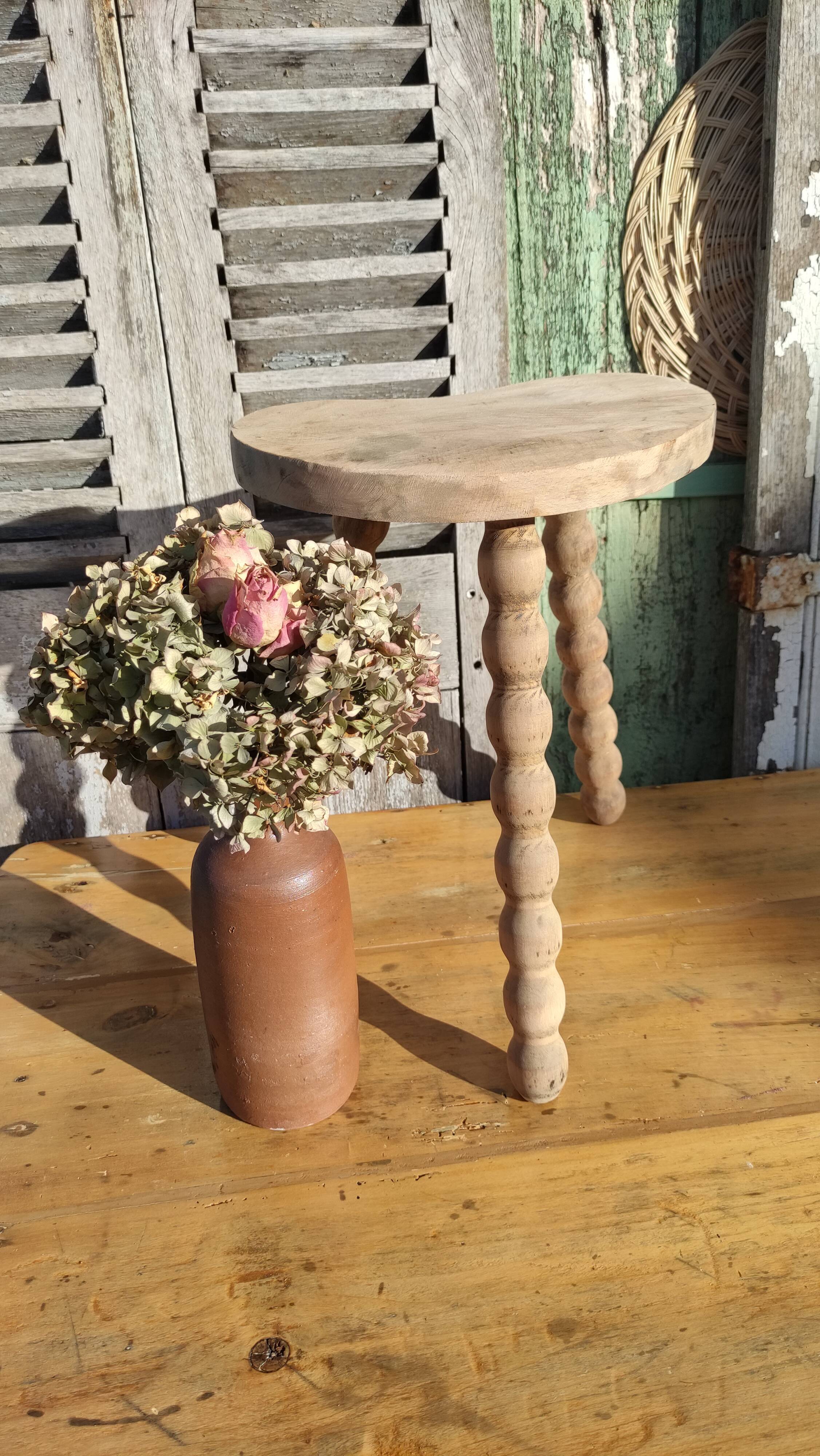 Tabouret tripode de vacher en bois brut