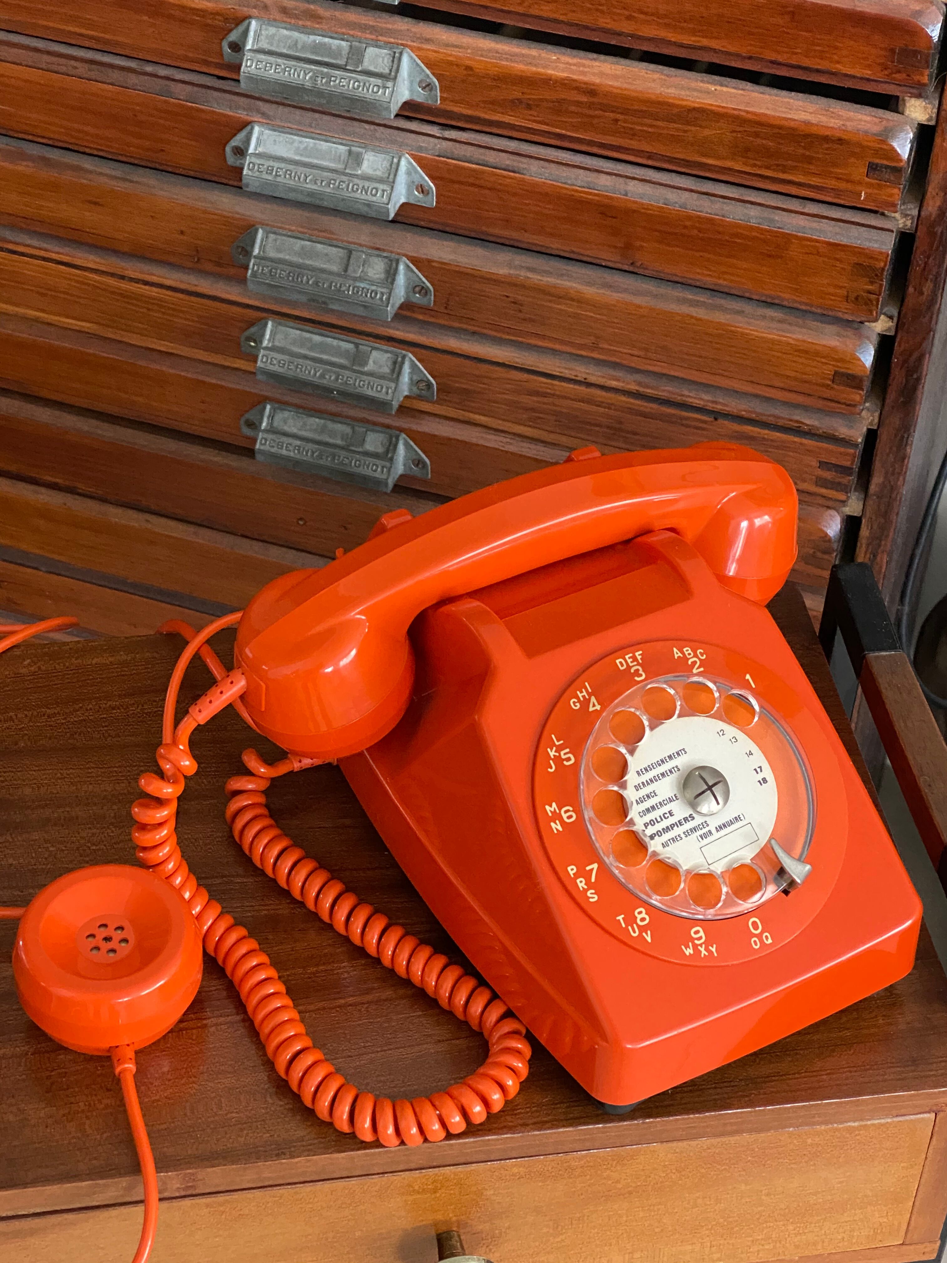 Téléphone à cadran vintage orange