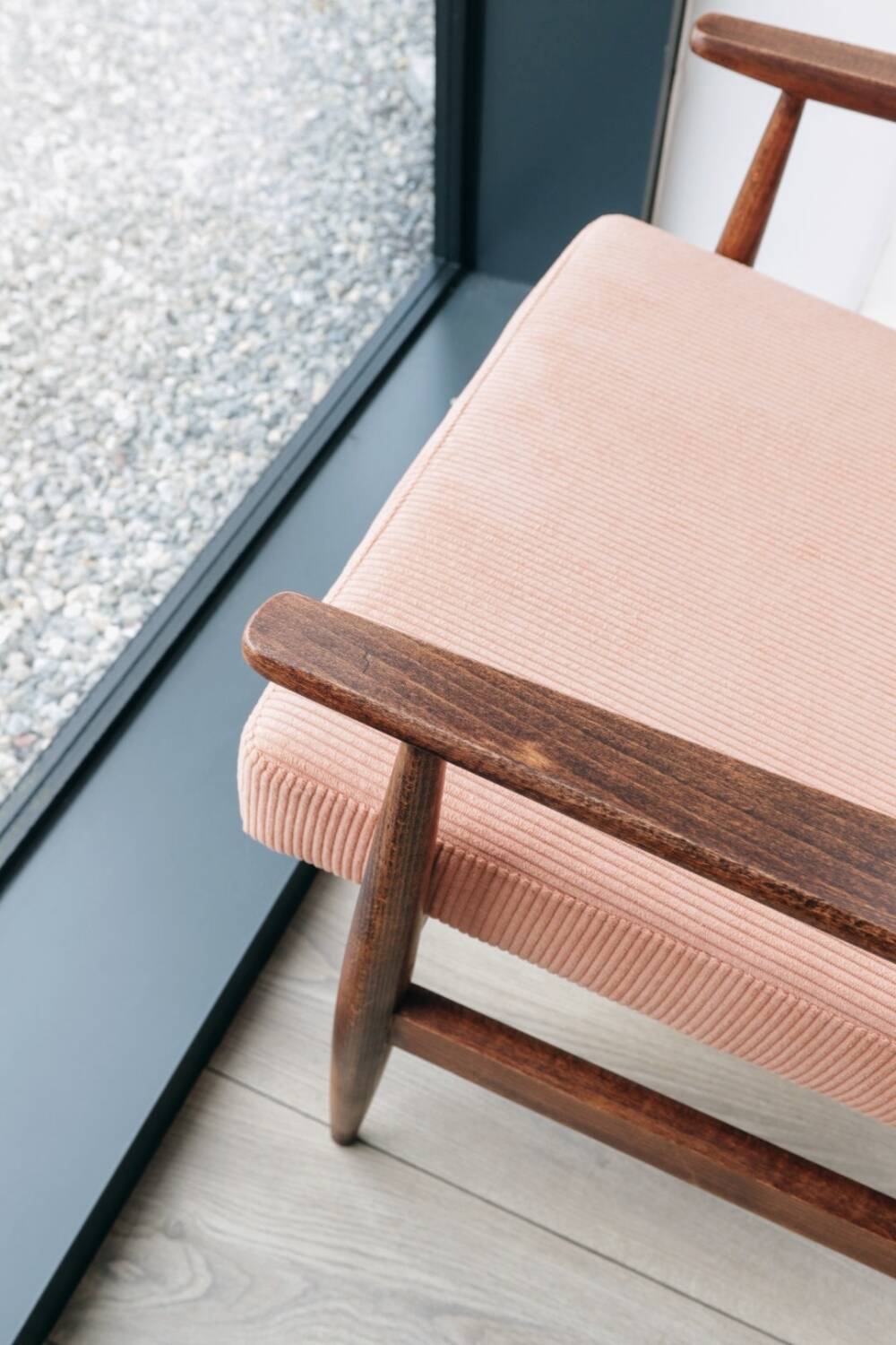 Fauteuil scandinave en velours tricoté rose corail clair