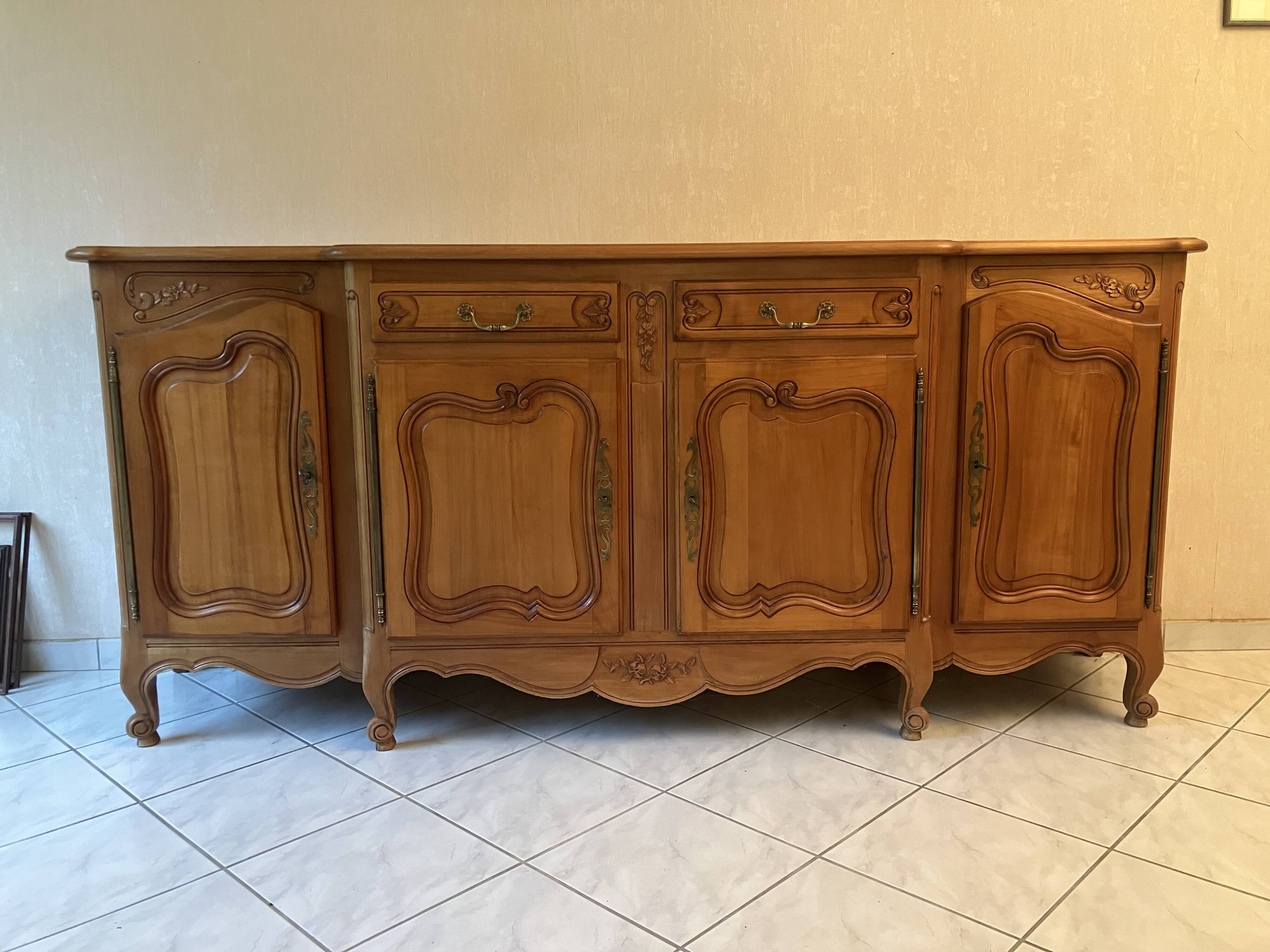 Buffet en merisier massif style Louis XV