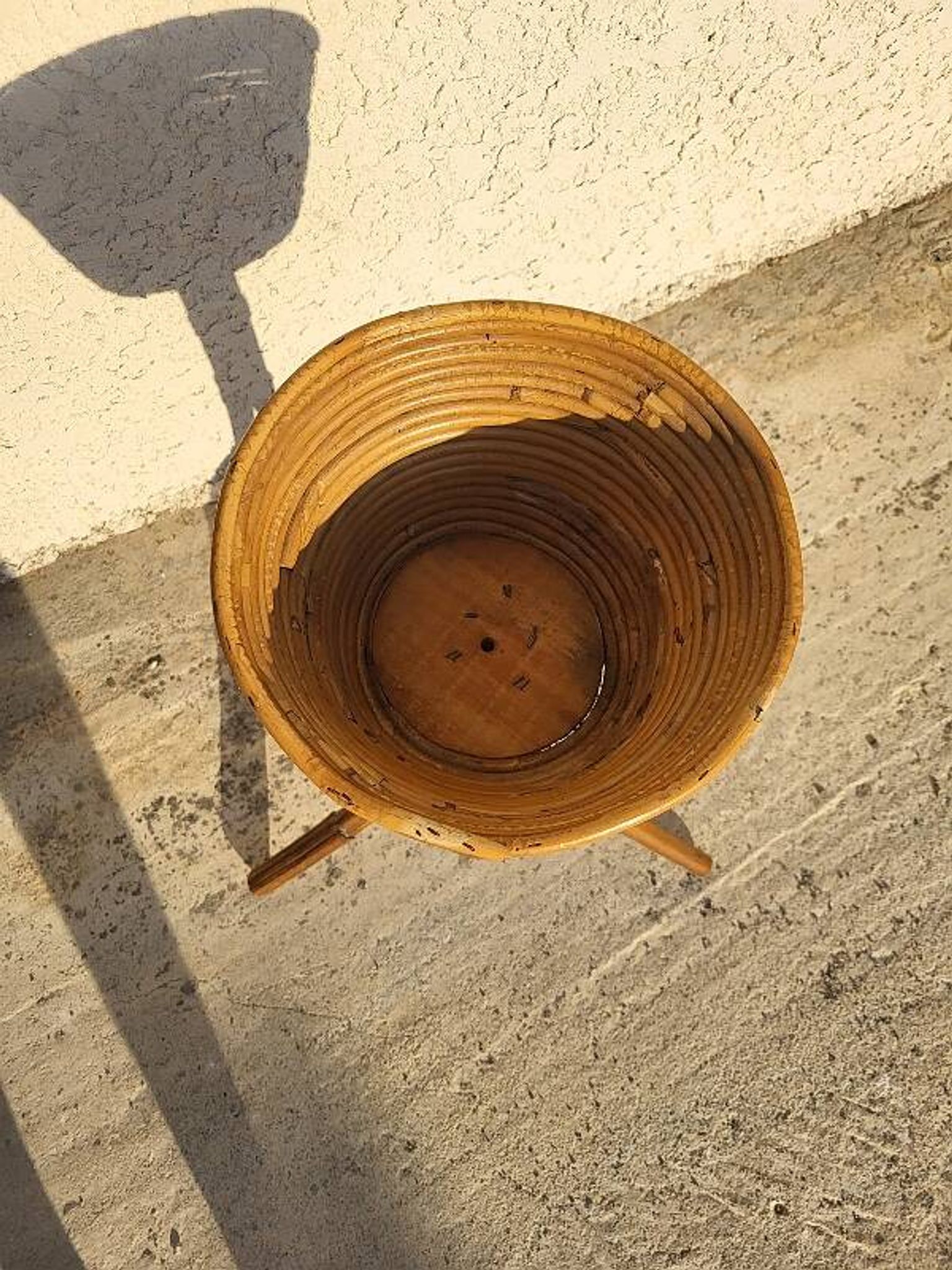 PORTE POT DE FLEUR EN ROTIN 1960