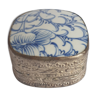 Old metal box and faience twentieth Asia China