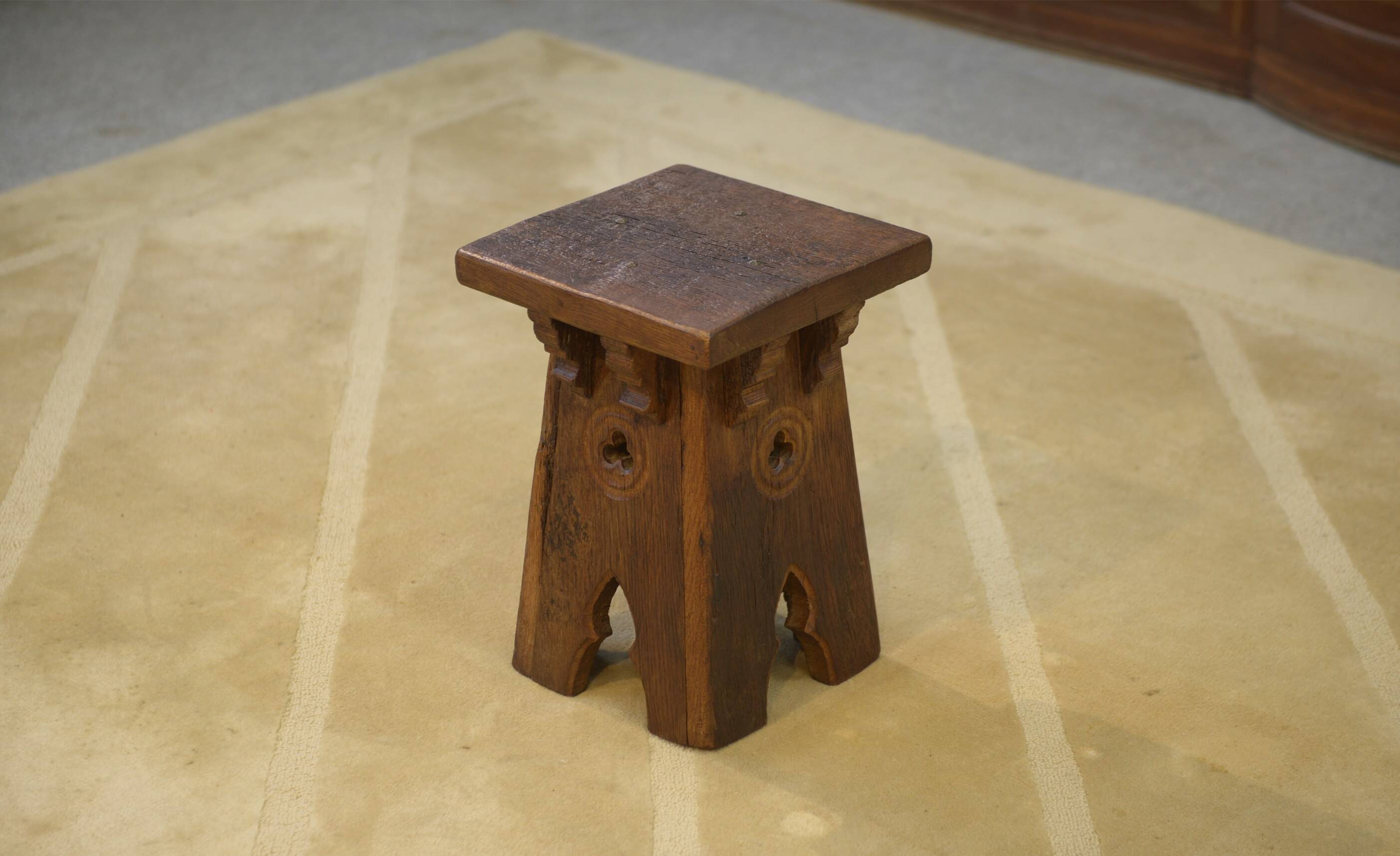 Tabouret brutaliste en chêne début 20ème