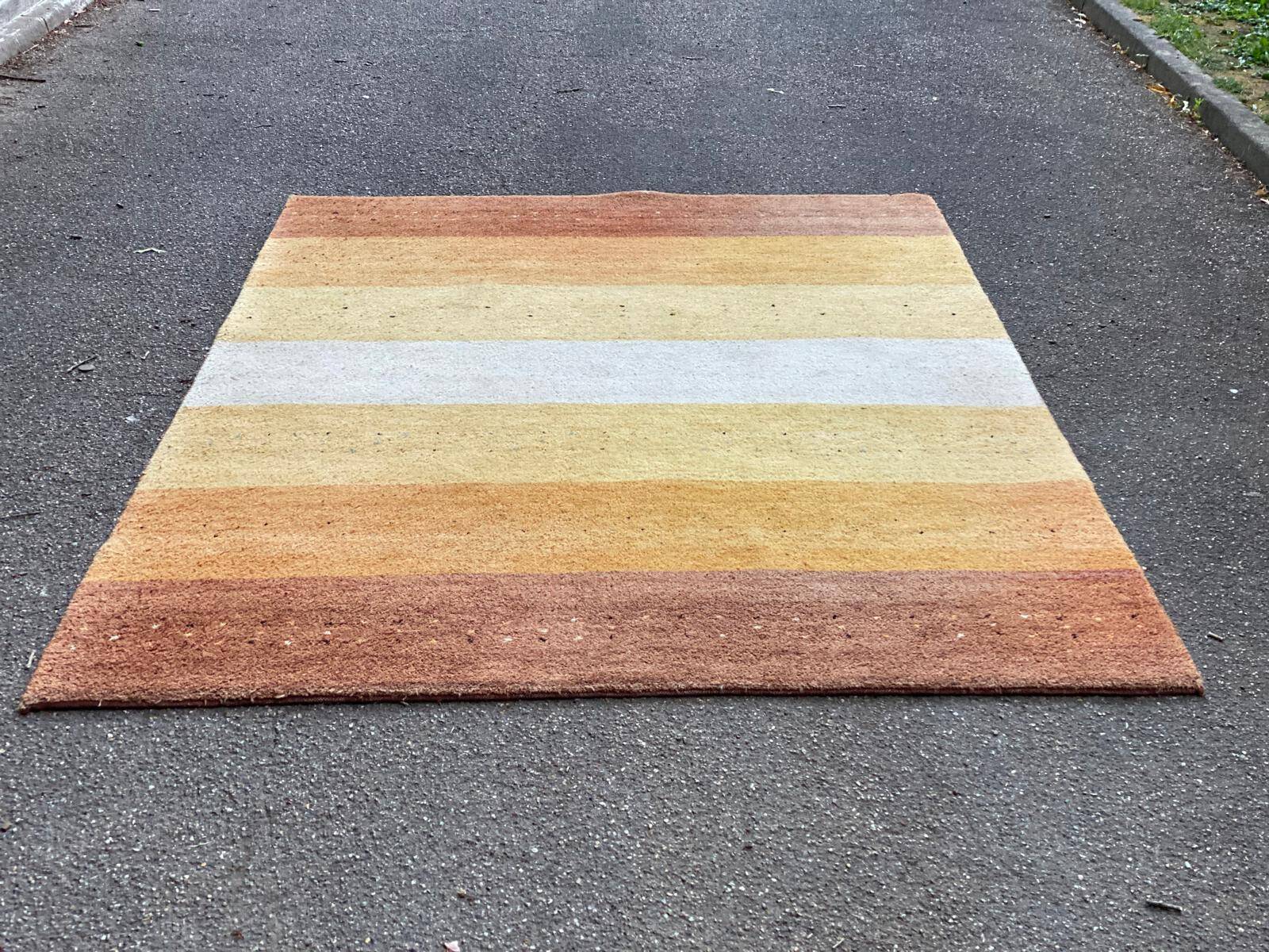 Handmade artisanal Persian Gabbeh rug in wool, India, 200x300cm.