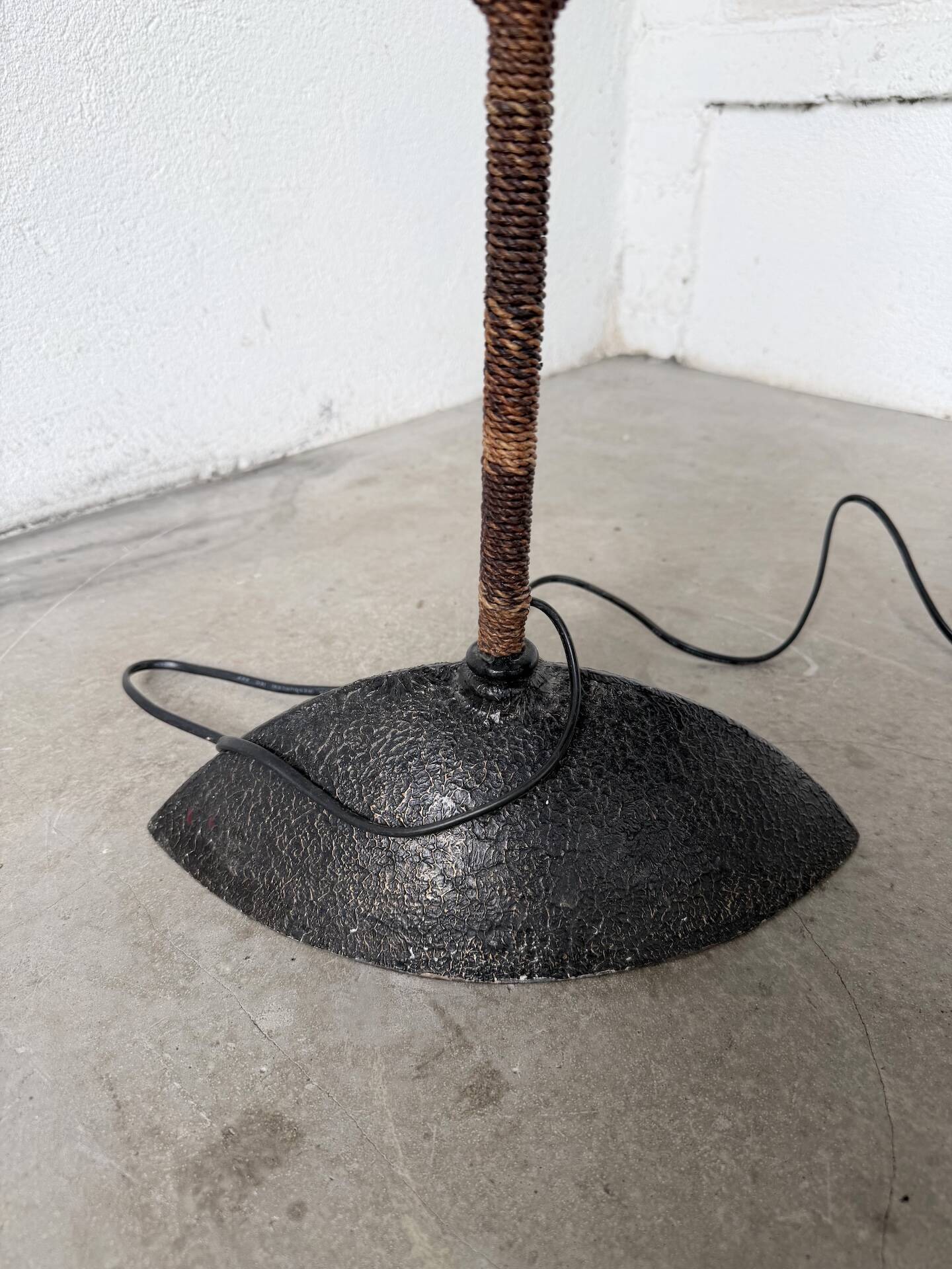 Lampadaire bronze et corde 1970
