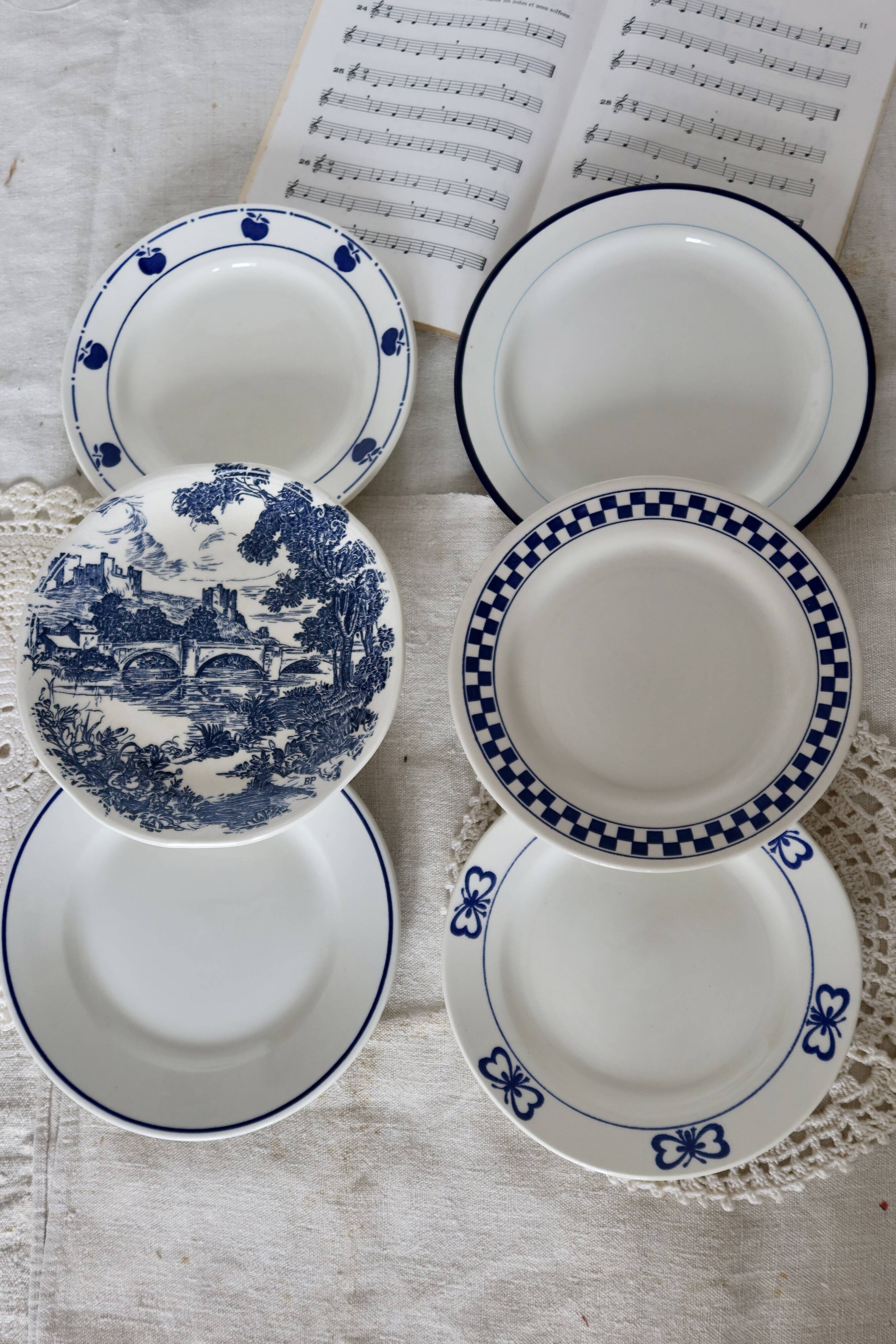 6 blue and white earthenware and porcelain dessert plates