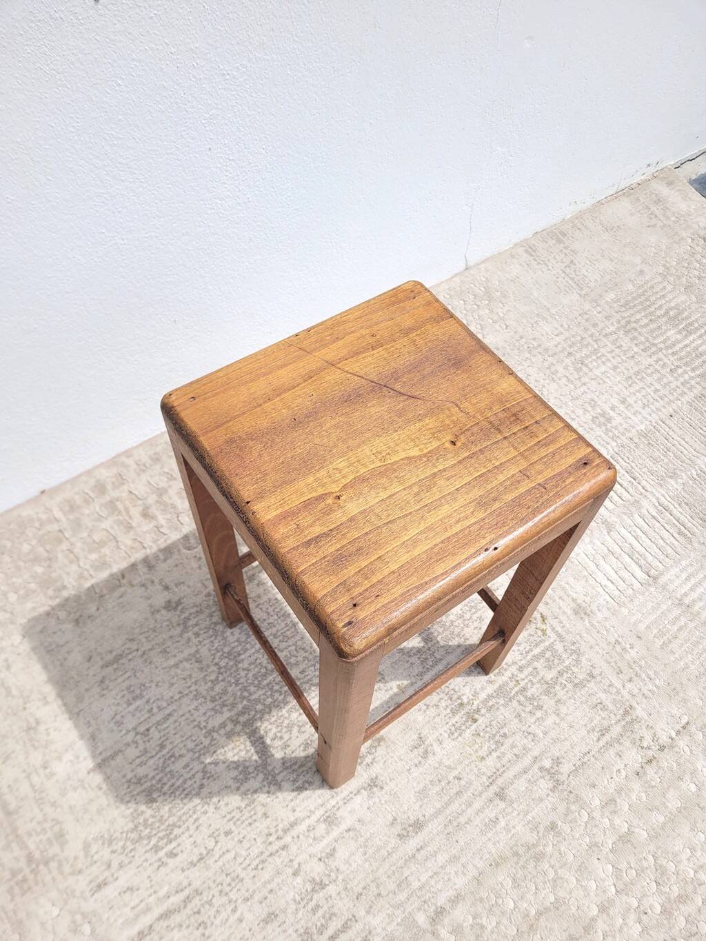 Tabouret ancien en bois foncé patiné