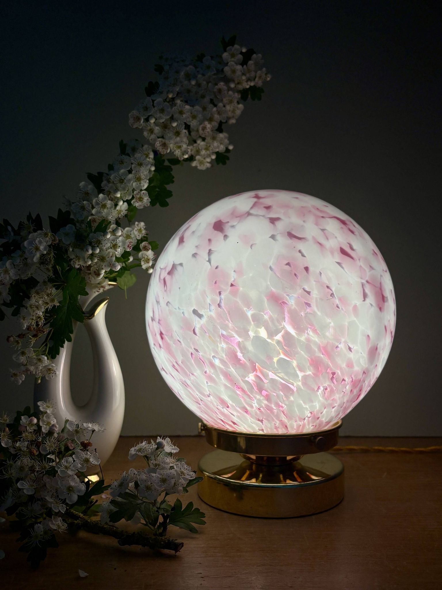 Lampe à poser globe vintage en verre rose et blanc
